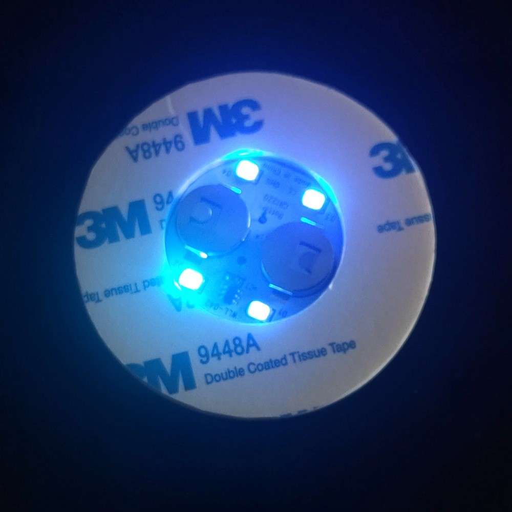 (Ø6cm) Selbstklebende LED Getränke Untersetzer Party Leucht Sticker Flaschen Untersetzer mit On/Off Knopf / 3 Modis (inkl. CR2025 Batterien) - Blau