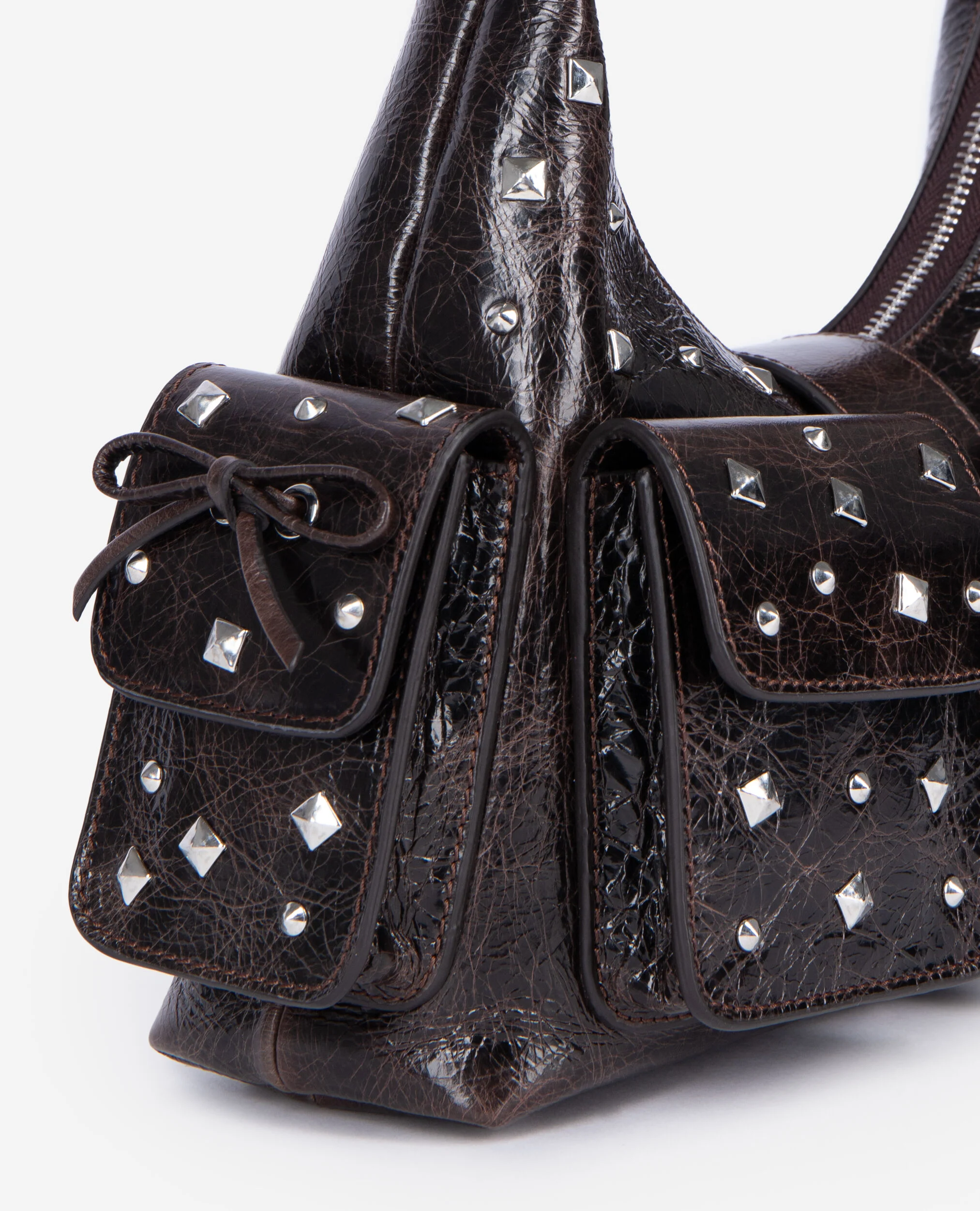 Sac Amelia clouté en cuir craquelé marron