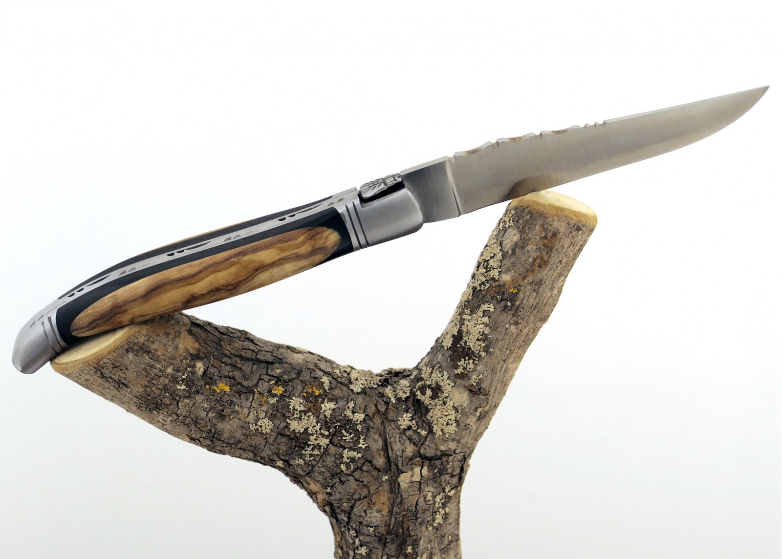 Couteau Laguiole bombé avec un manche en Ebène et olivier et mitres inox