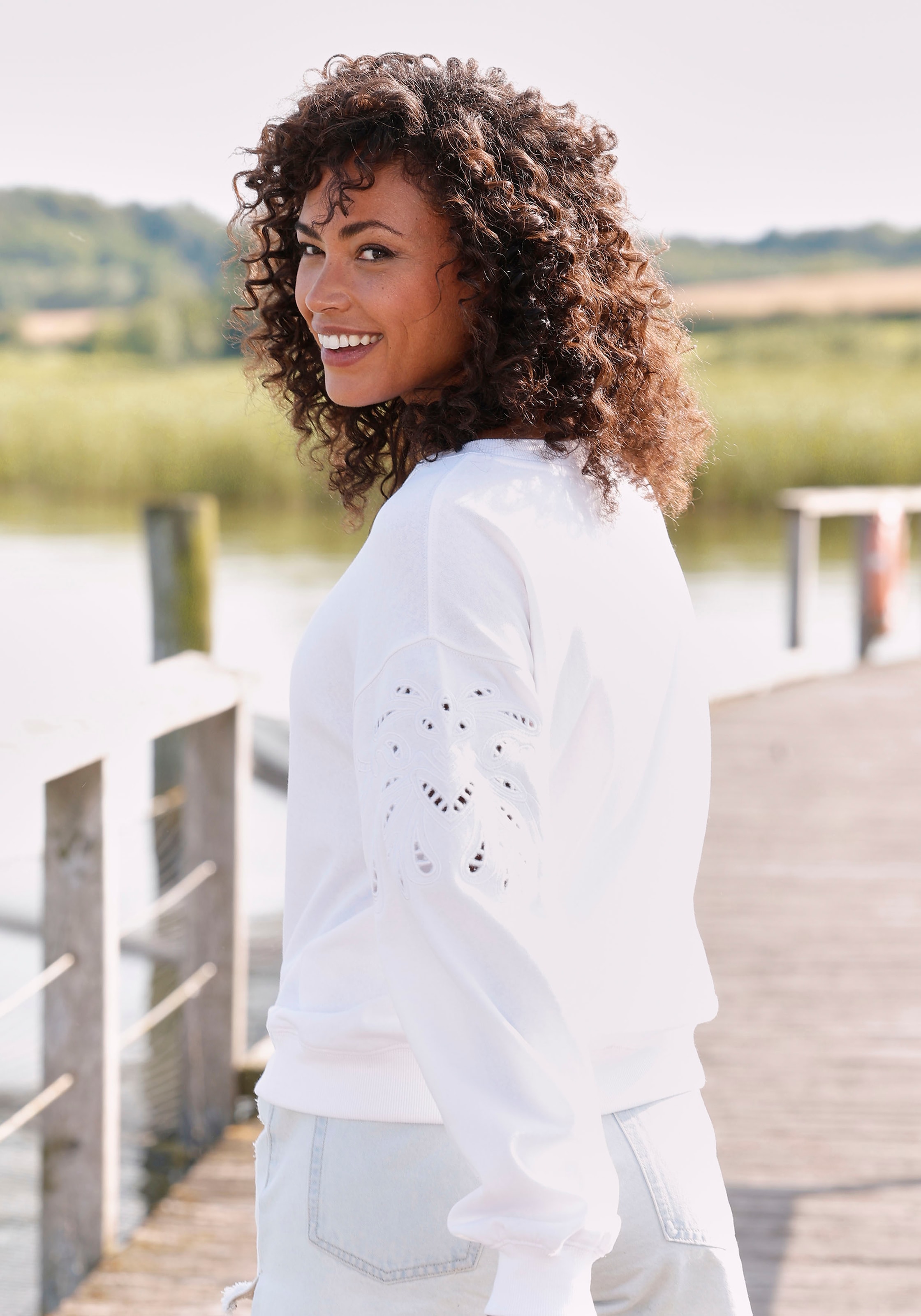 Vivance Sweatshirt , mit Lochstickerei, weicher Baumwoll-Mix