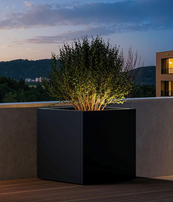 Herstera Metall-Pflanzkasten Cube LED,