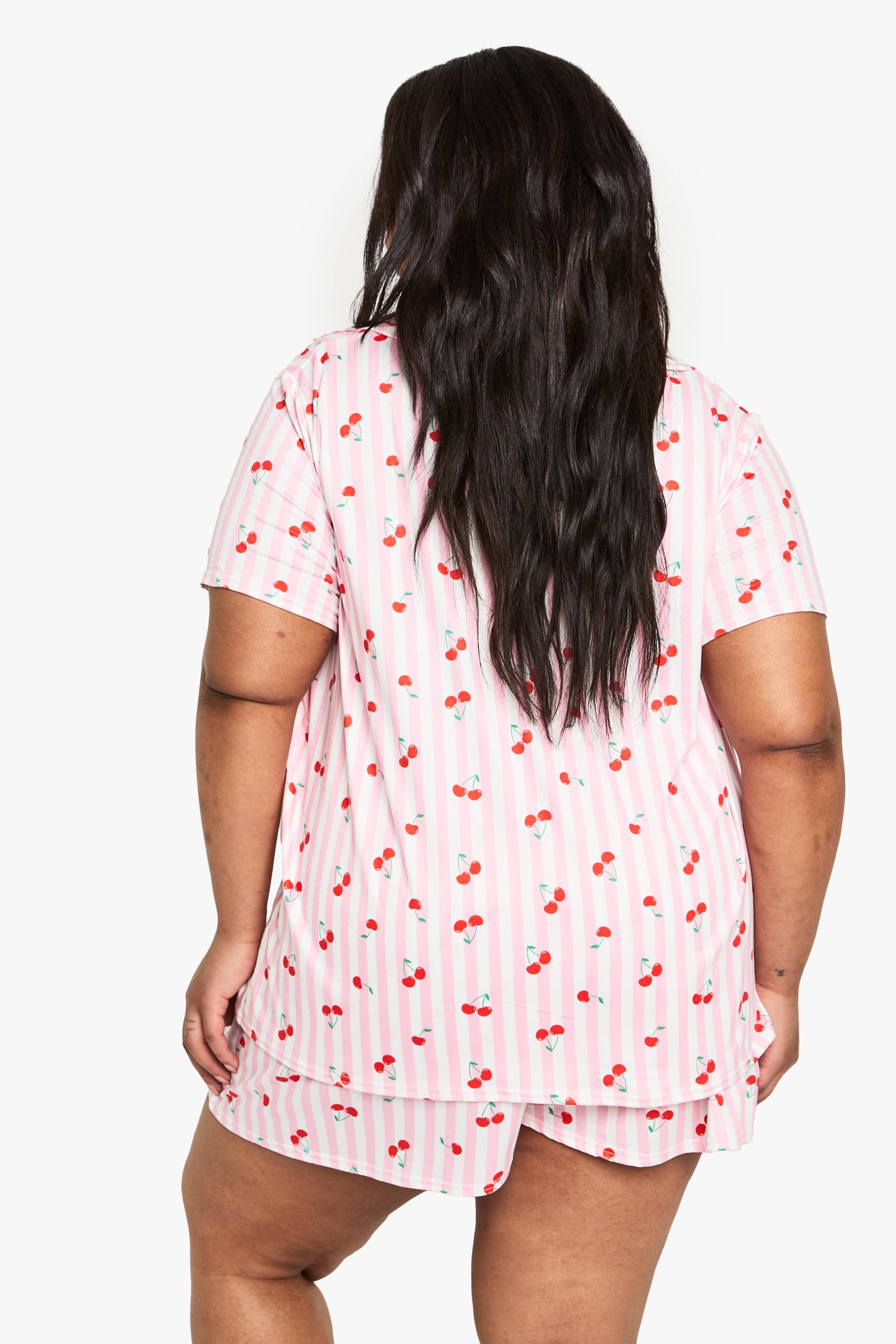 boohoo PLUS CHEMISE ET SHORT À IMPRESSION CERISE EN TAILLES PLUS