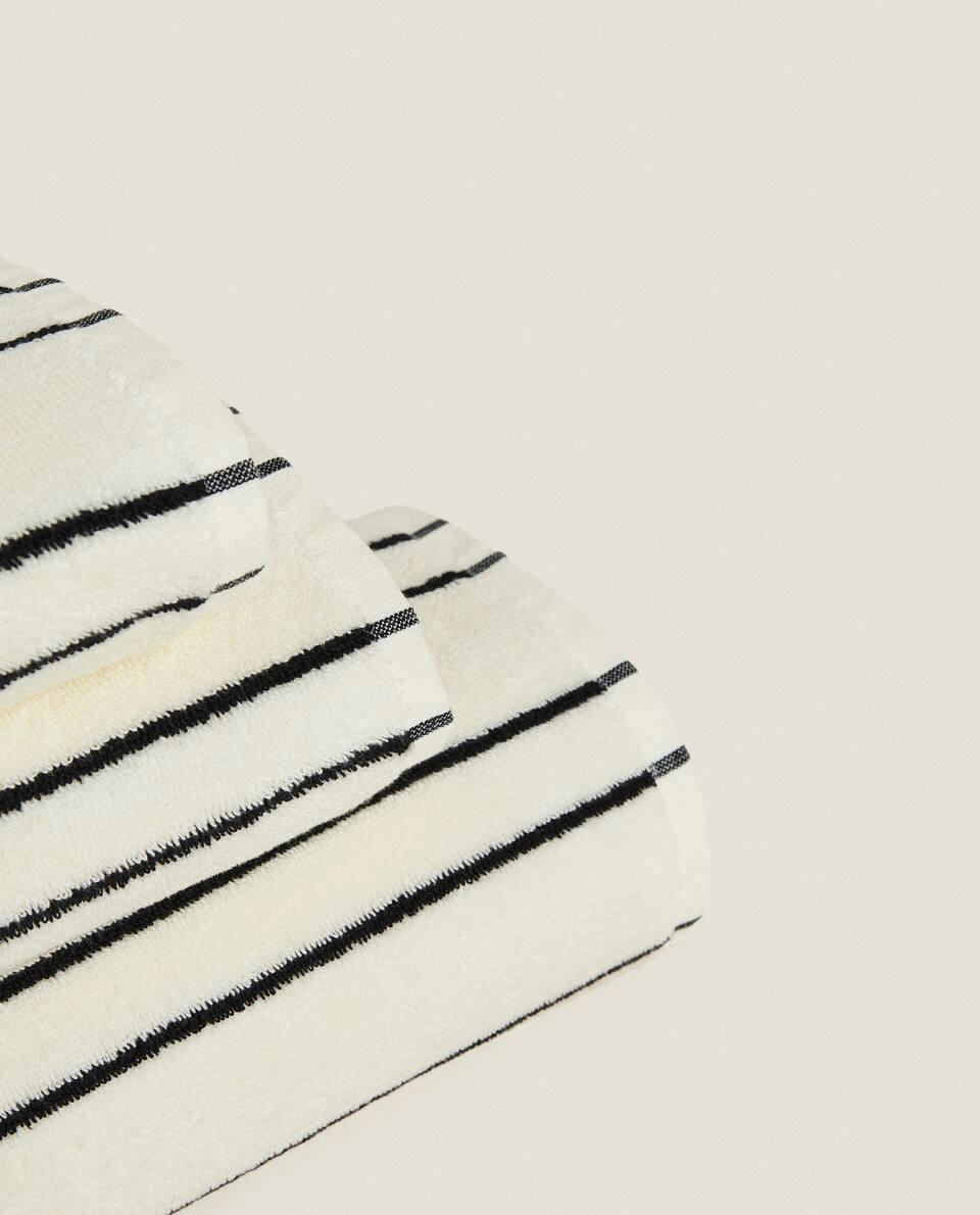 TOALHA COM DETALHE DE LISTRAS IRREGULARES