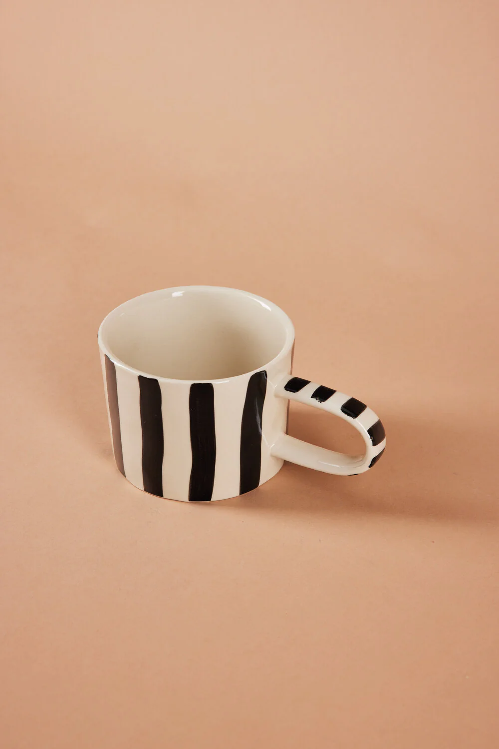 Bahne Interior  Håndmalet krus med striber, hvid/sort - H: 7 cm.