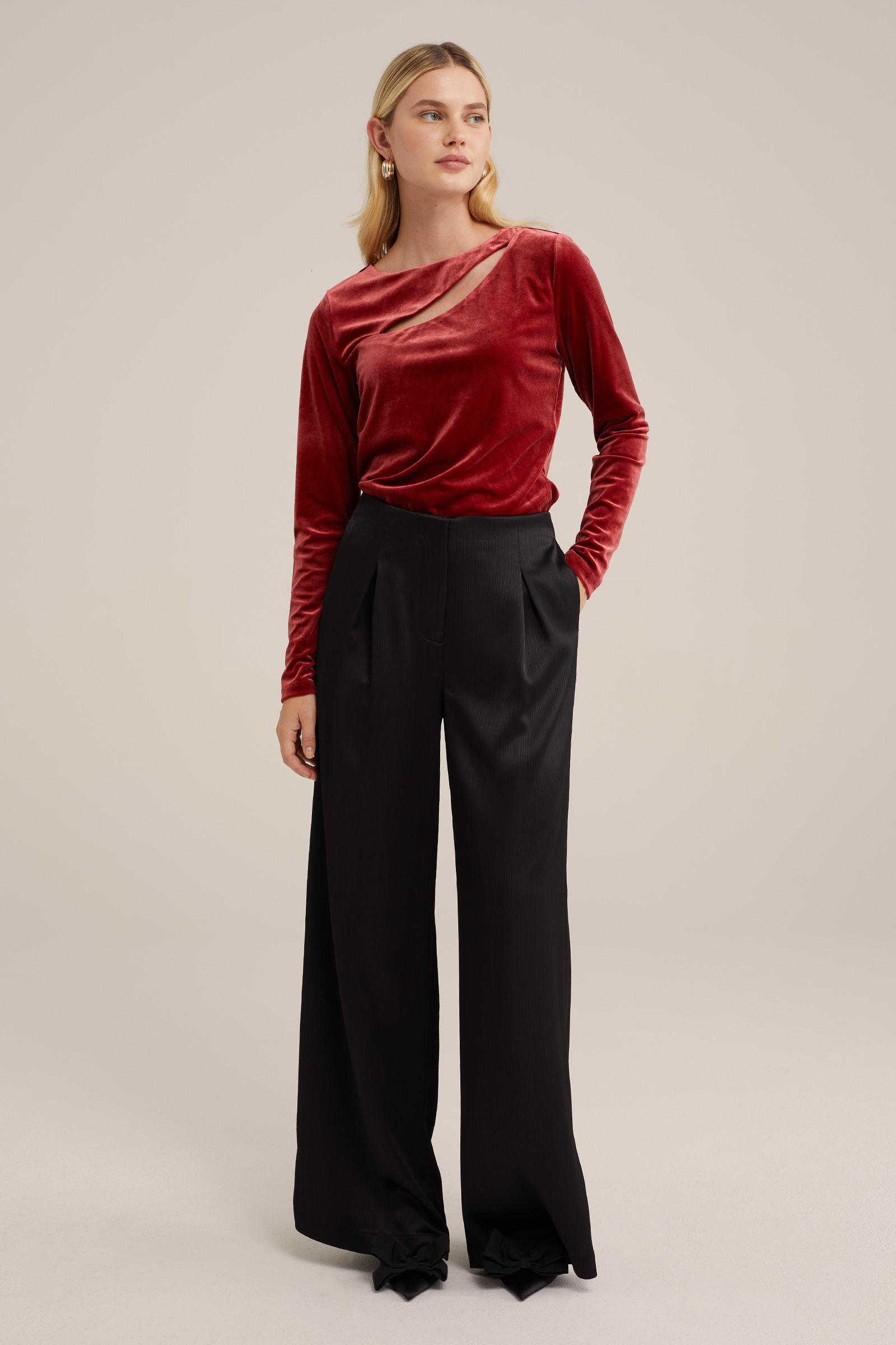 velvet T-shirt met cut-out detail WE Fashion Donkerrood