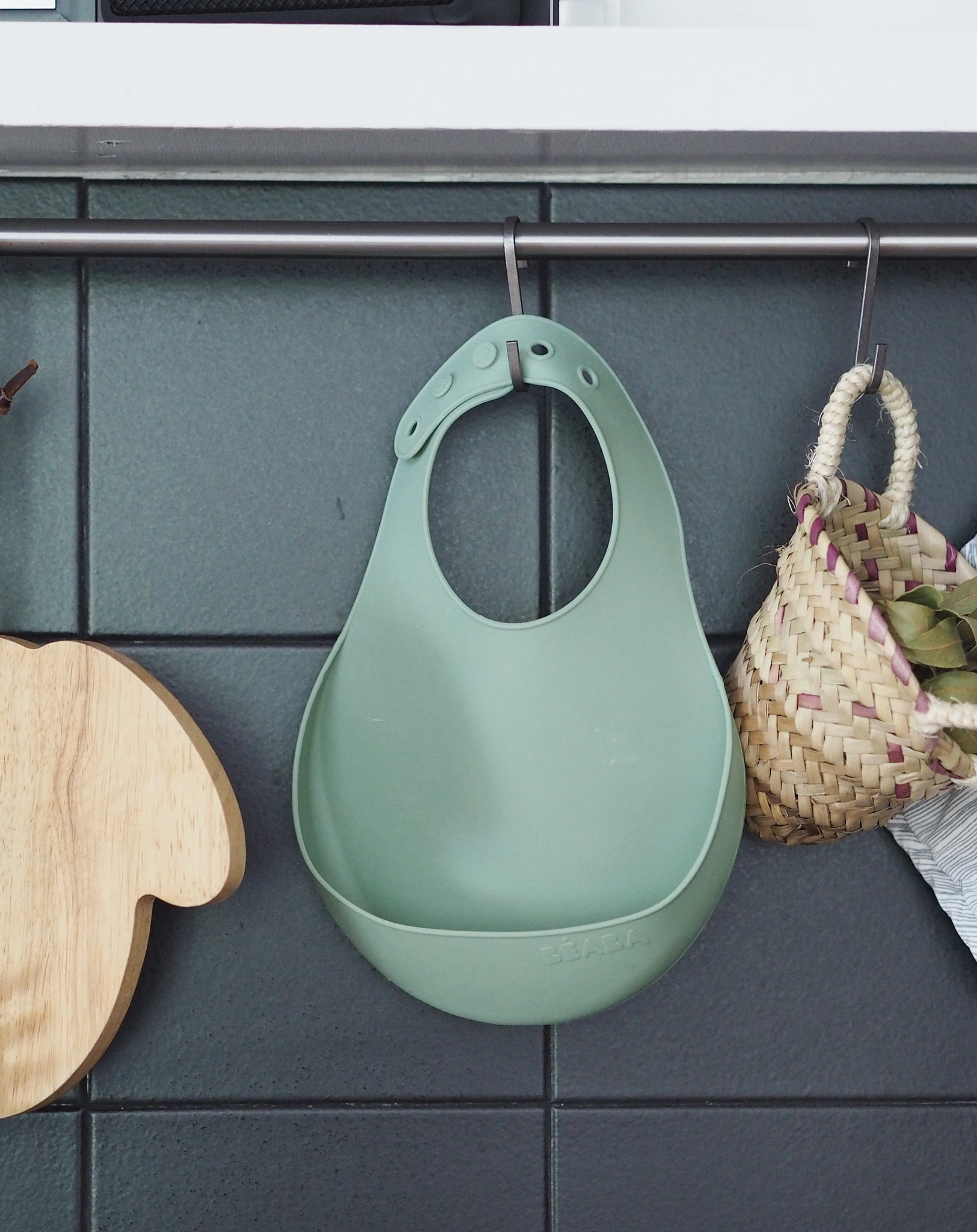 Silikon-Lätzchen LITTLE CRUMP mit Auffangschale 2er-Set in sage green