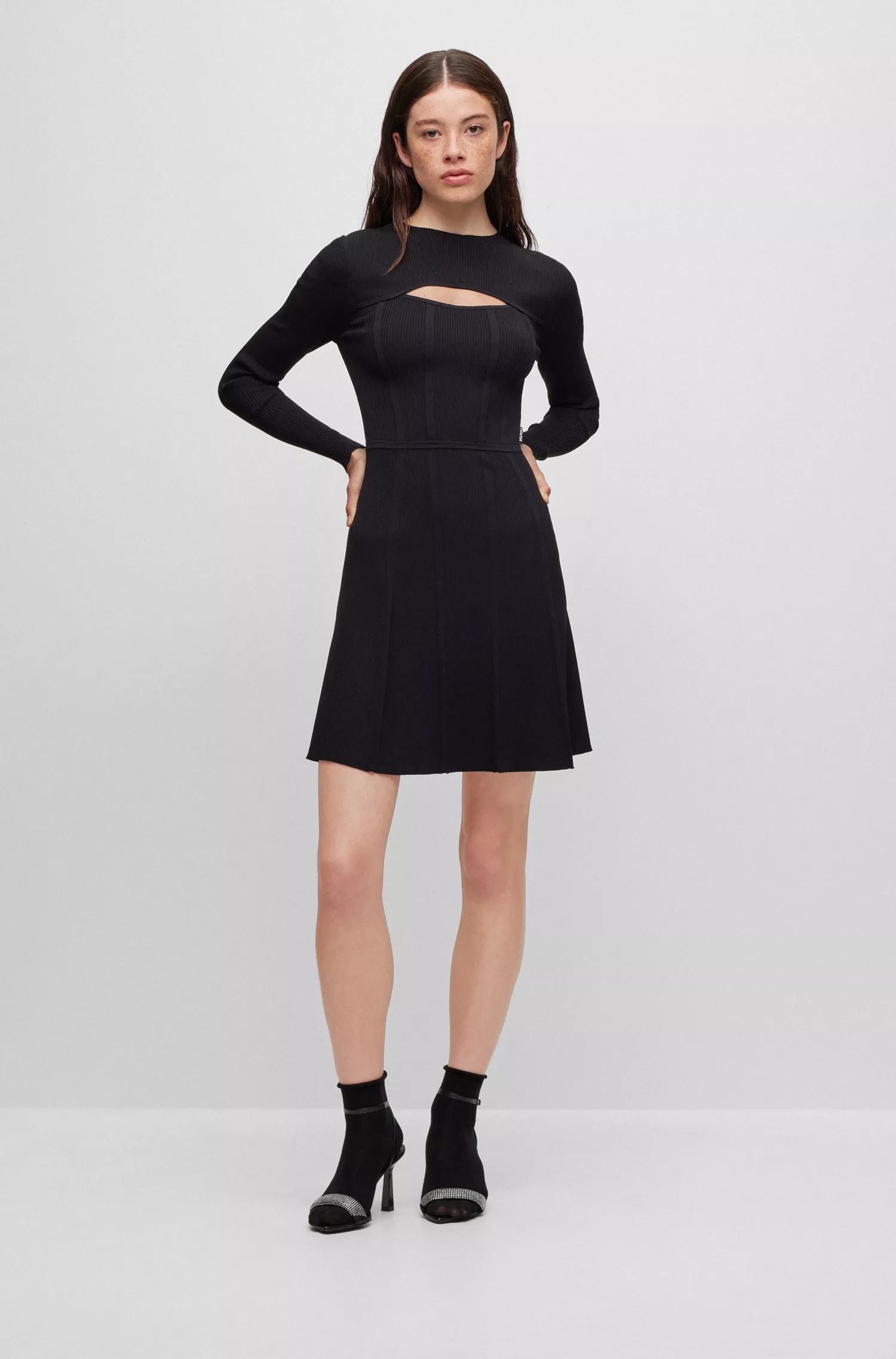 Vestido vermelho HUGO, modelo evasê, com detalhe vazado.