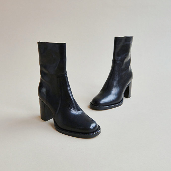Bottines à talons et surpiqûres  en cuir noir