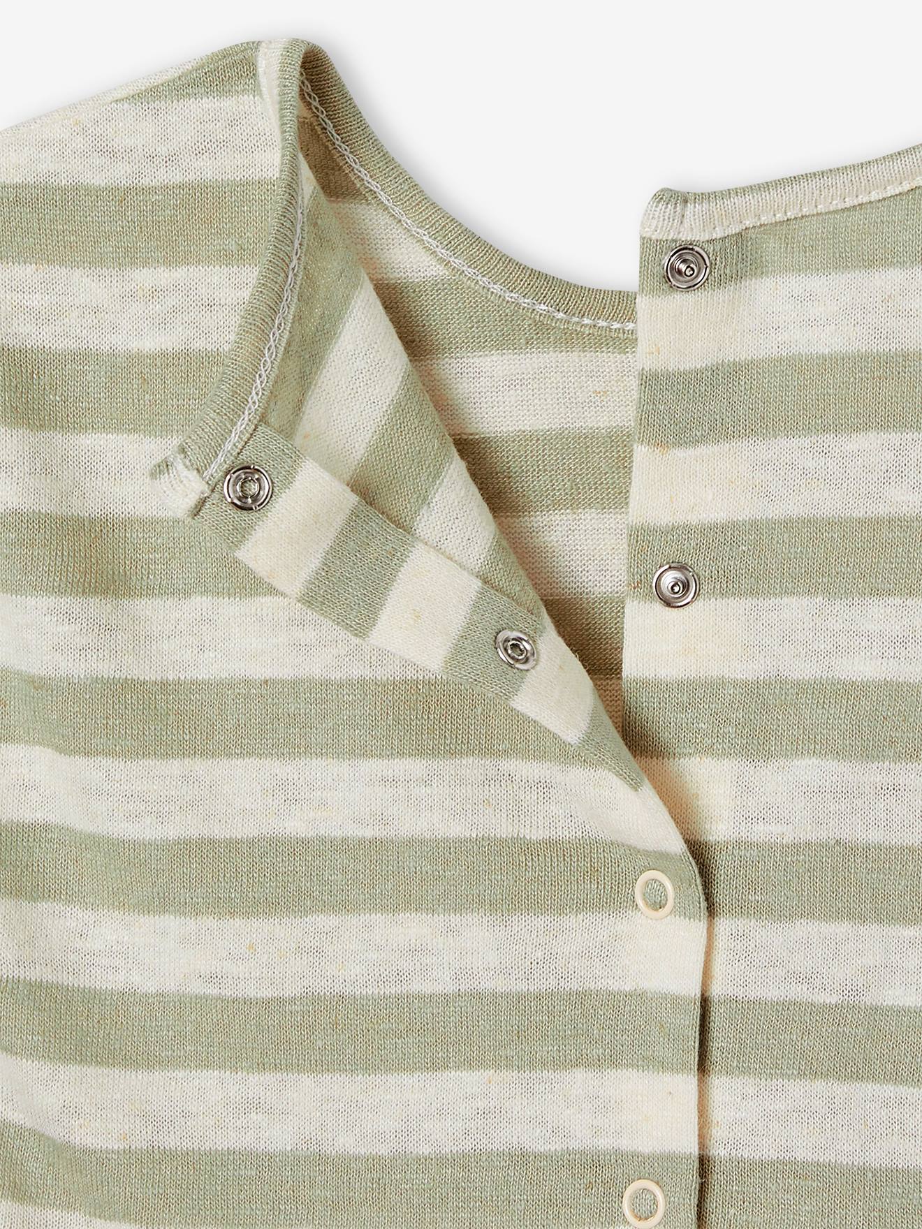 Roupa de bebê: shorts, camiseta listrada e faixa de cabelo verde-acinzentada.