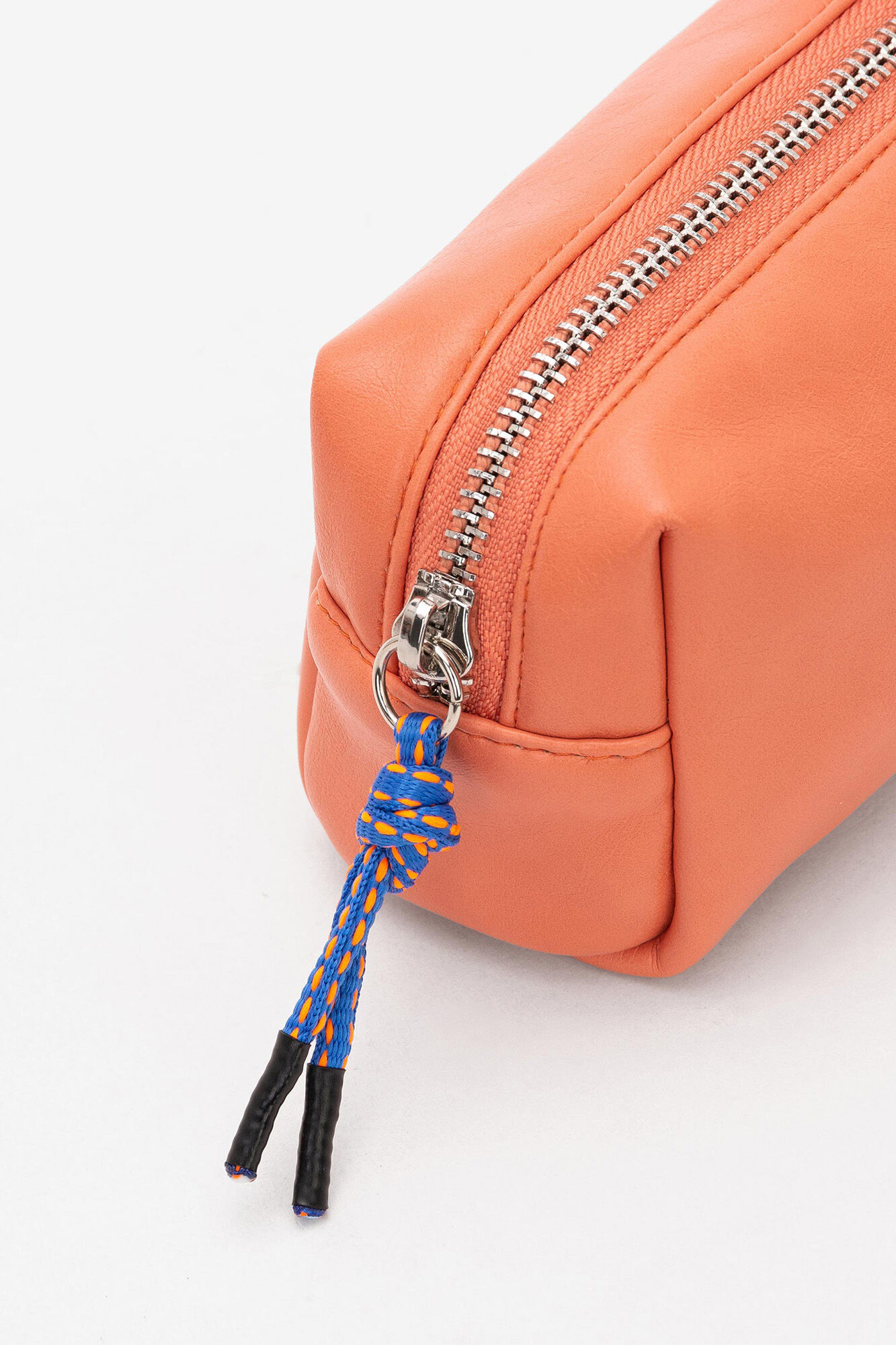 Bolsa acolchoada com cordão em rosa contrastante