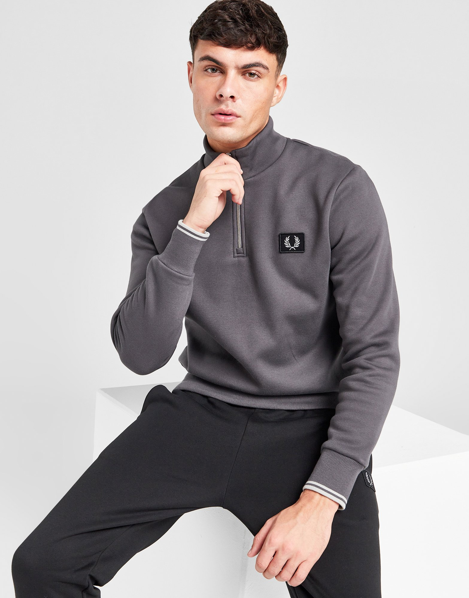 Fred Perry Sweatshirt Zippé 1/4 Badge Homme