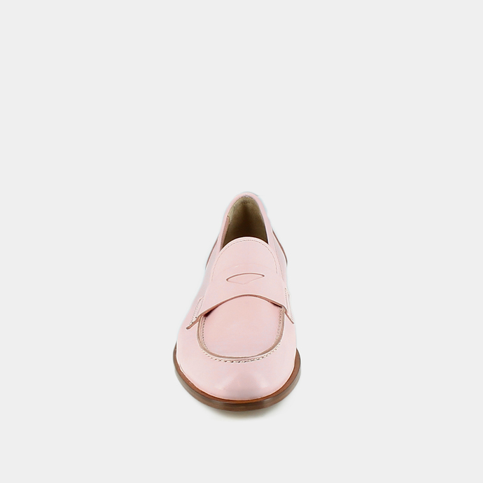 Mocassins à bouts ronds  en vernis plissé rose pâle