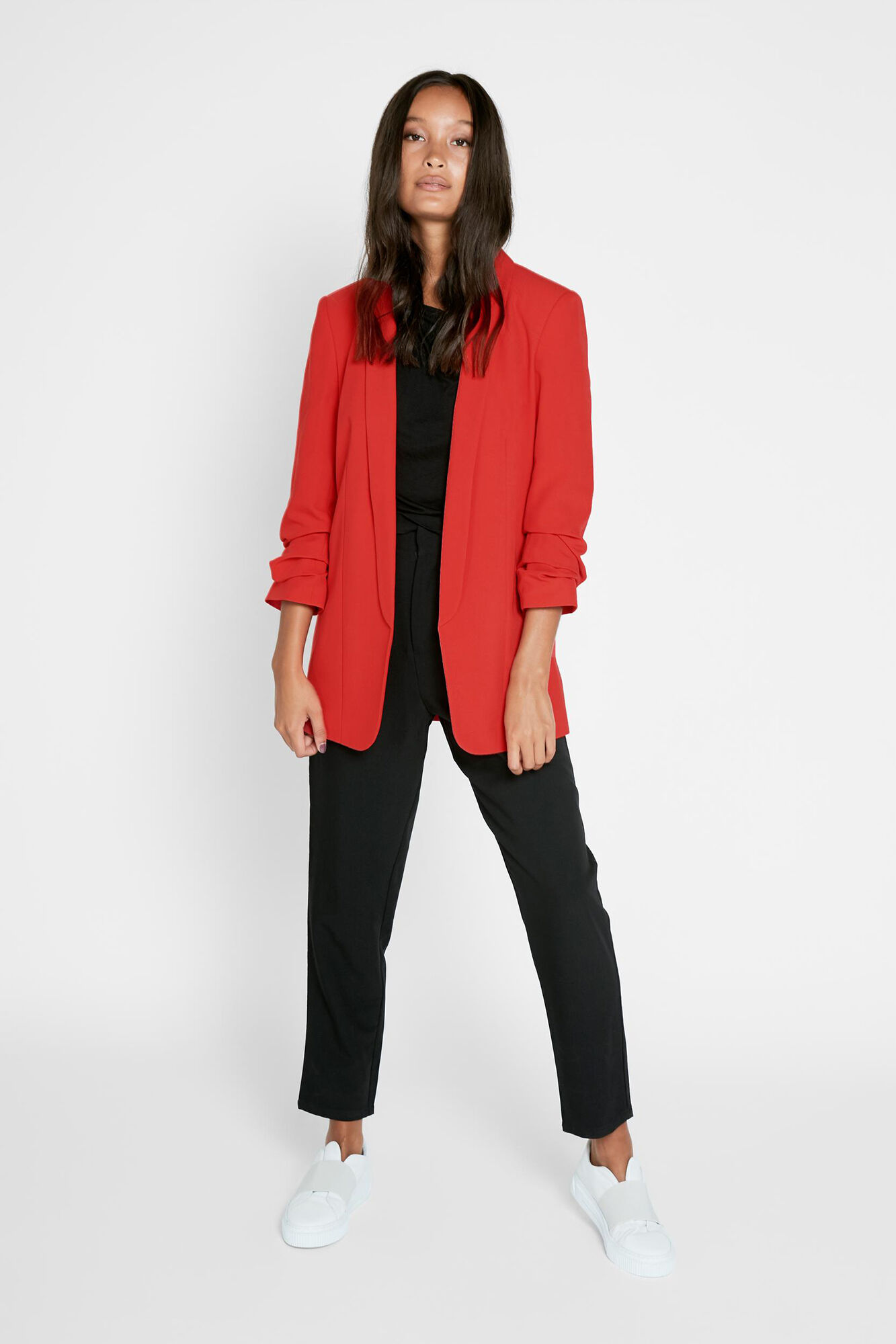 Blazer de manga 3/4 com detalhe de lapela e mangas franzidas. Sem botões.