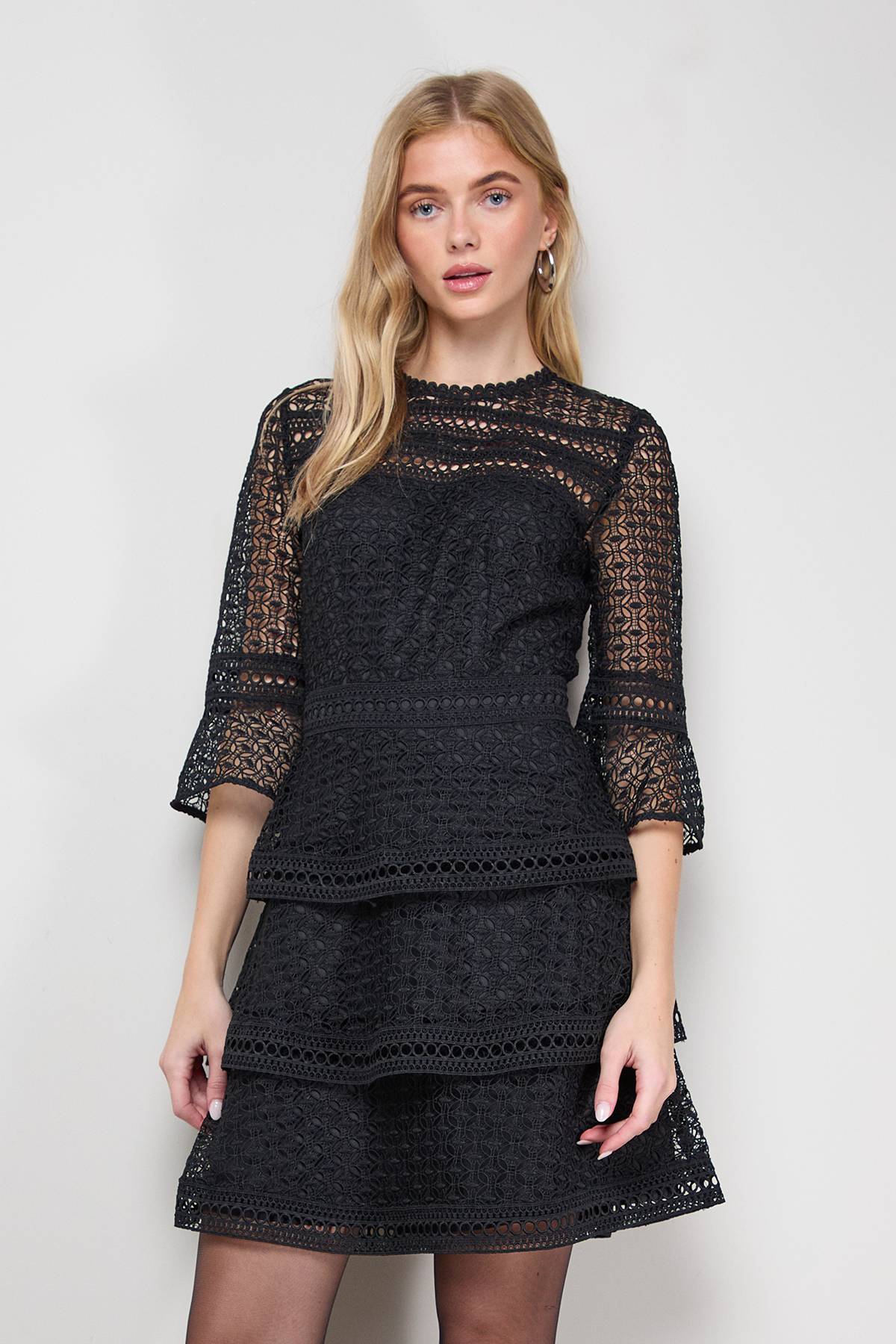 Oasis Robe Mini à Volants avec Manches Bouffantes et Détails en Dentelle