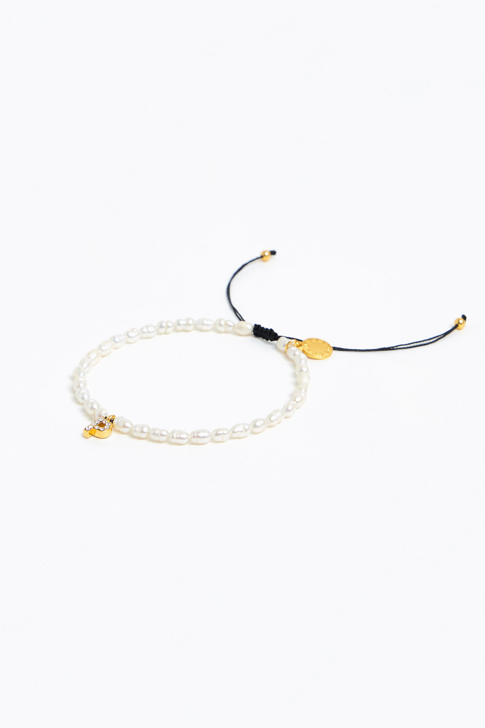 Pulseira de pérolas com a letra P