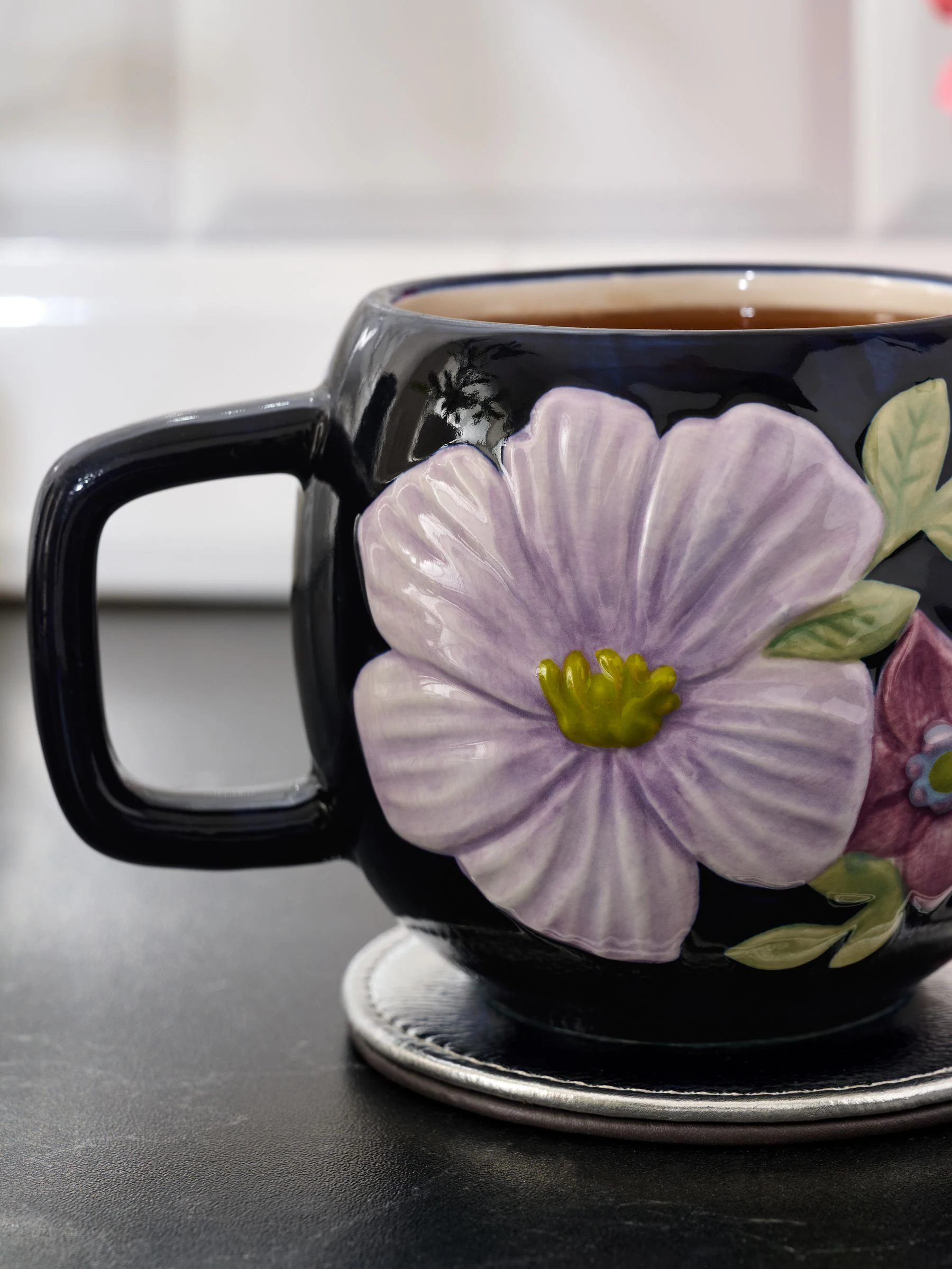 Gebloemde mok met textuur