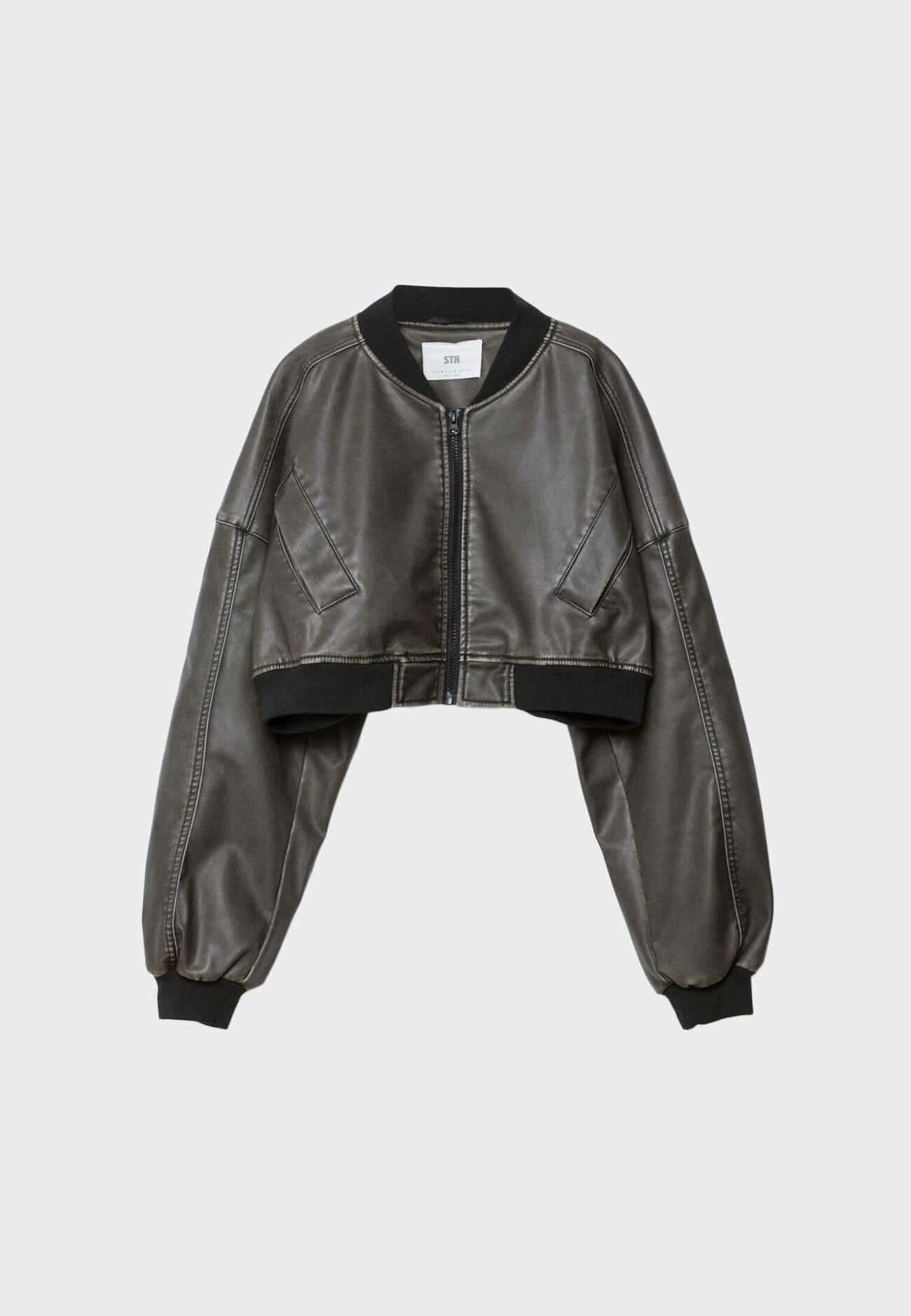 Jaqueta bomber cropped desbotada em couro sintético