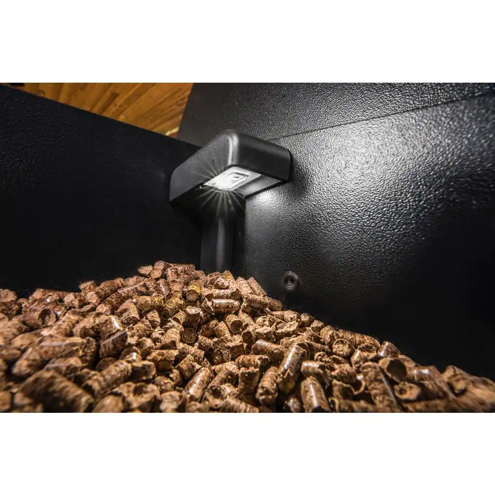 Churrasqueira e defumadora a pellets Ironwood 650 com Wi-Fi na cor preta.