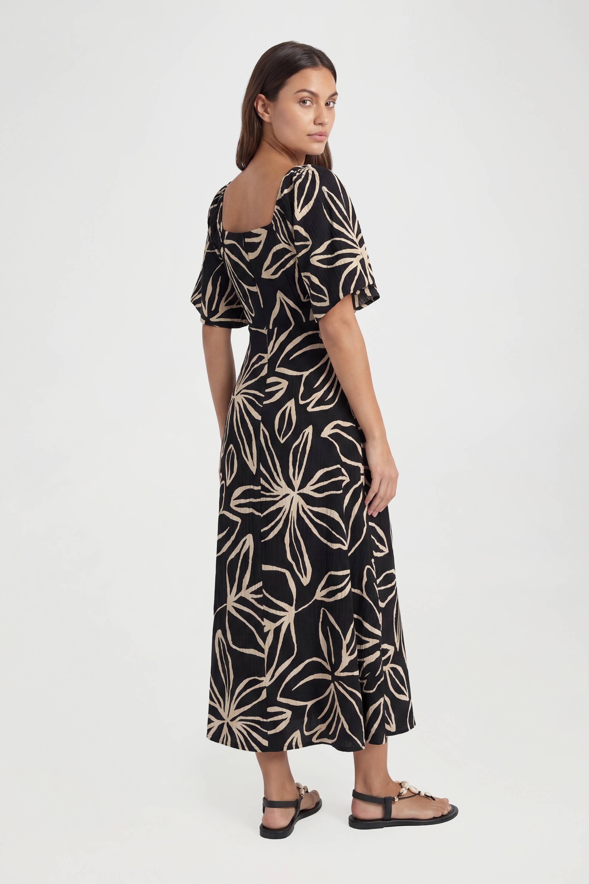 boohoo Robe Midaxi À Imprimé Floral Texturé Et Manches Volumineuses Pour Grande Taille