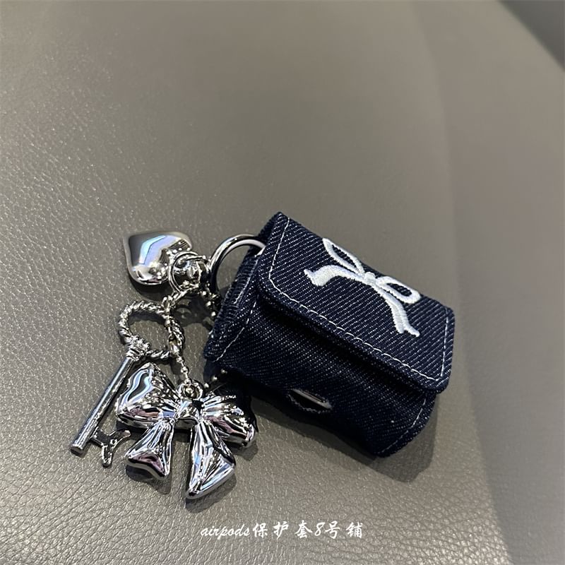 XIXI STUDIO - AirPods / Pro oortelefoonhoesje met strik en geborduurd denimmotief in de kleur skin / charm / set