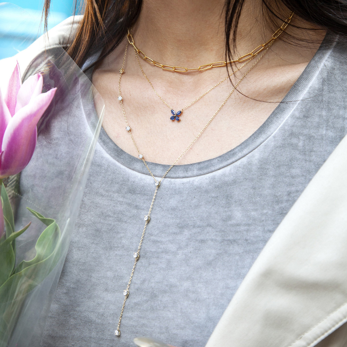 Collier or jaune 375, saphirs, motif papillon. Longueur 42 cm.