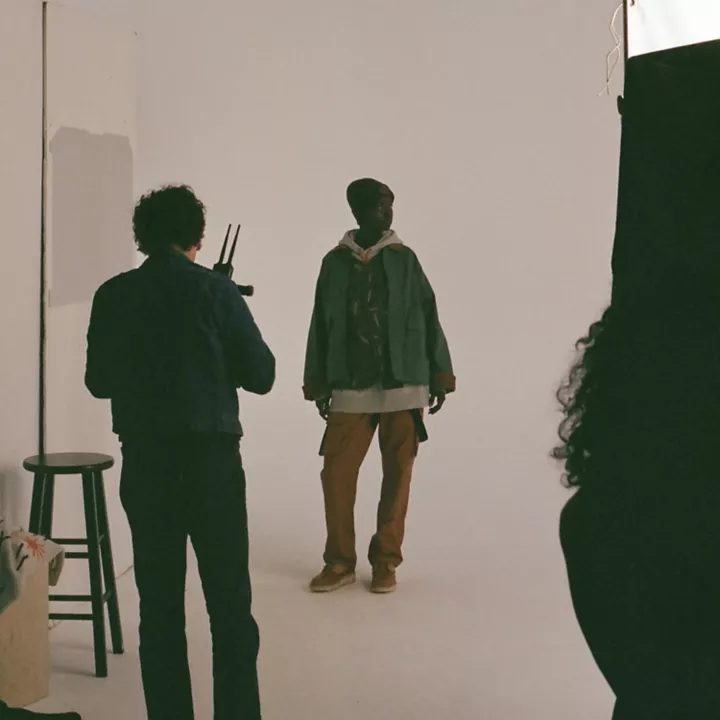Calça de moletom Timberland x Nina Chanel Abney com suspensórios na cor marrom.