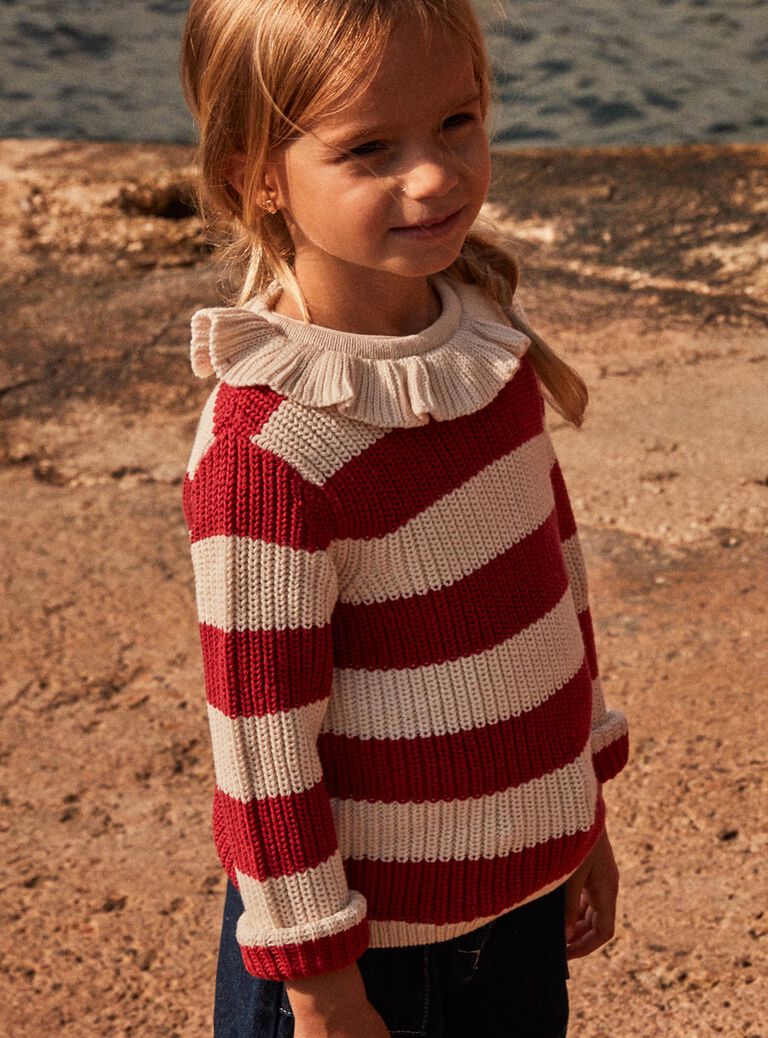 Pull écru à collerette avec rayures rouges