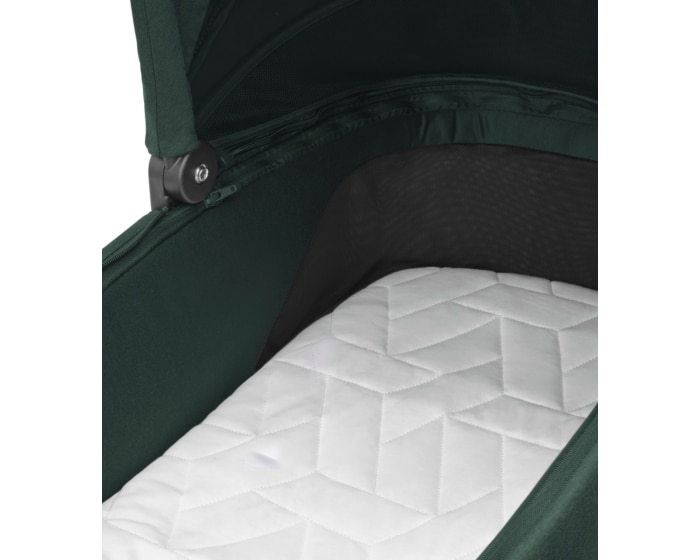 Sense 0 - 6 M   0 - 9 kg    Geräumig und bequem |    Atmungsaktive Matratze aus Memoryschaum |    Optimale Luftzirkulation |    SoothingSlope |