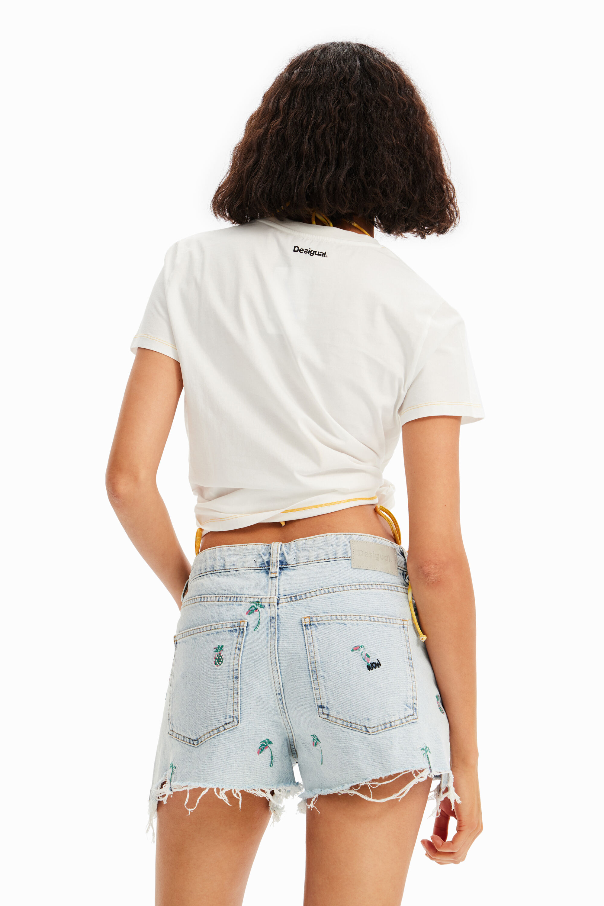 Short en jean brodé