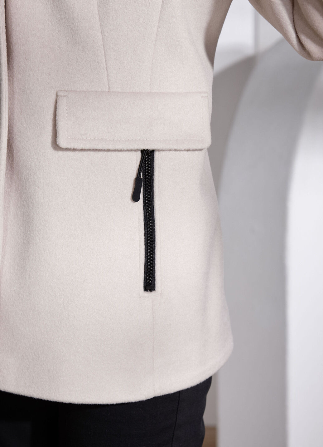 Jacke mit abnehmbarer Kapuze