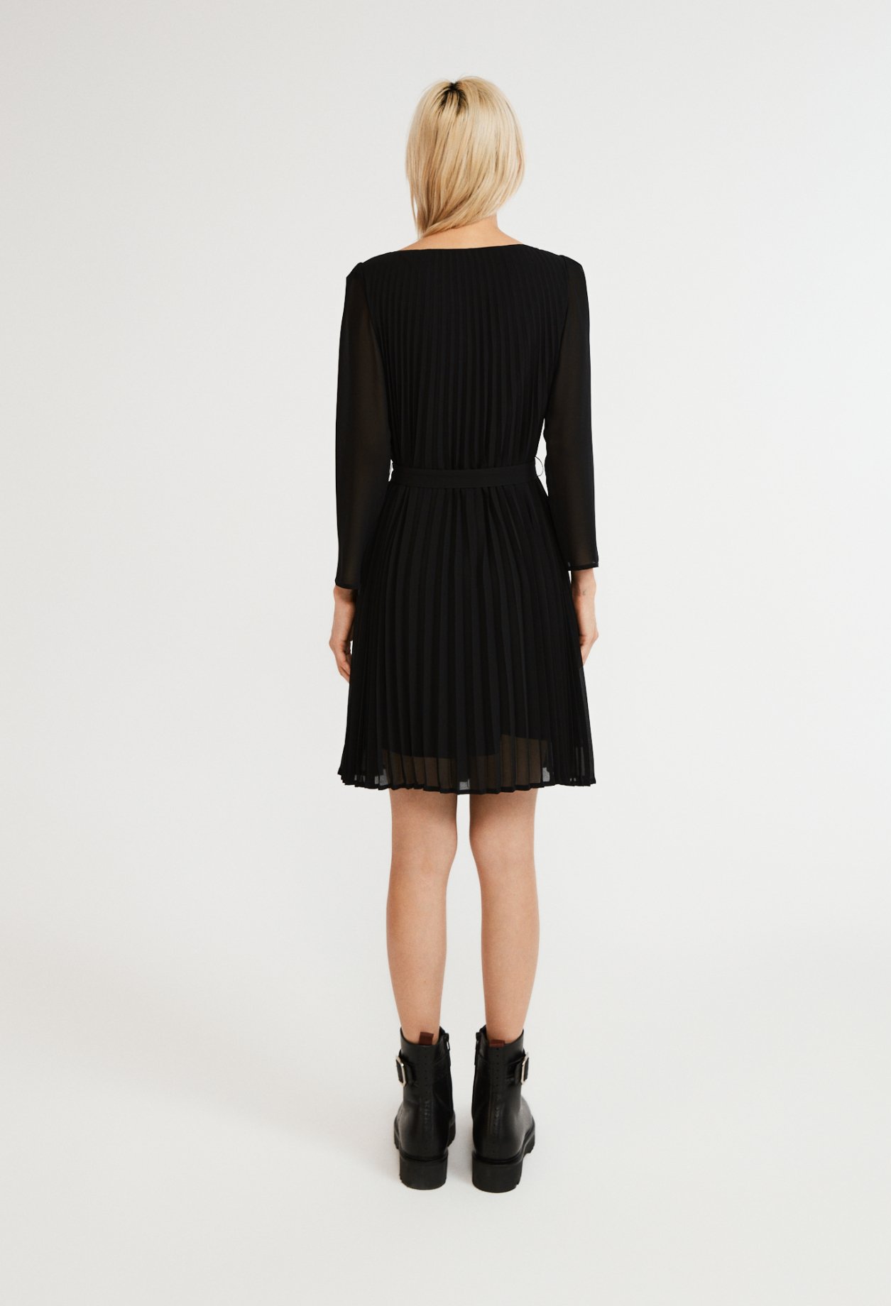 Robe courte evasee et plissee