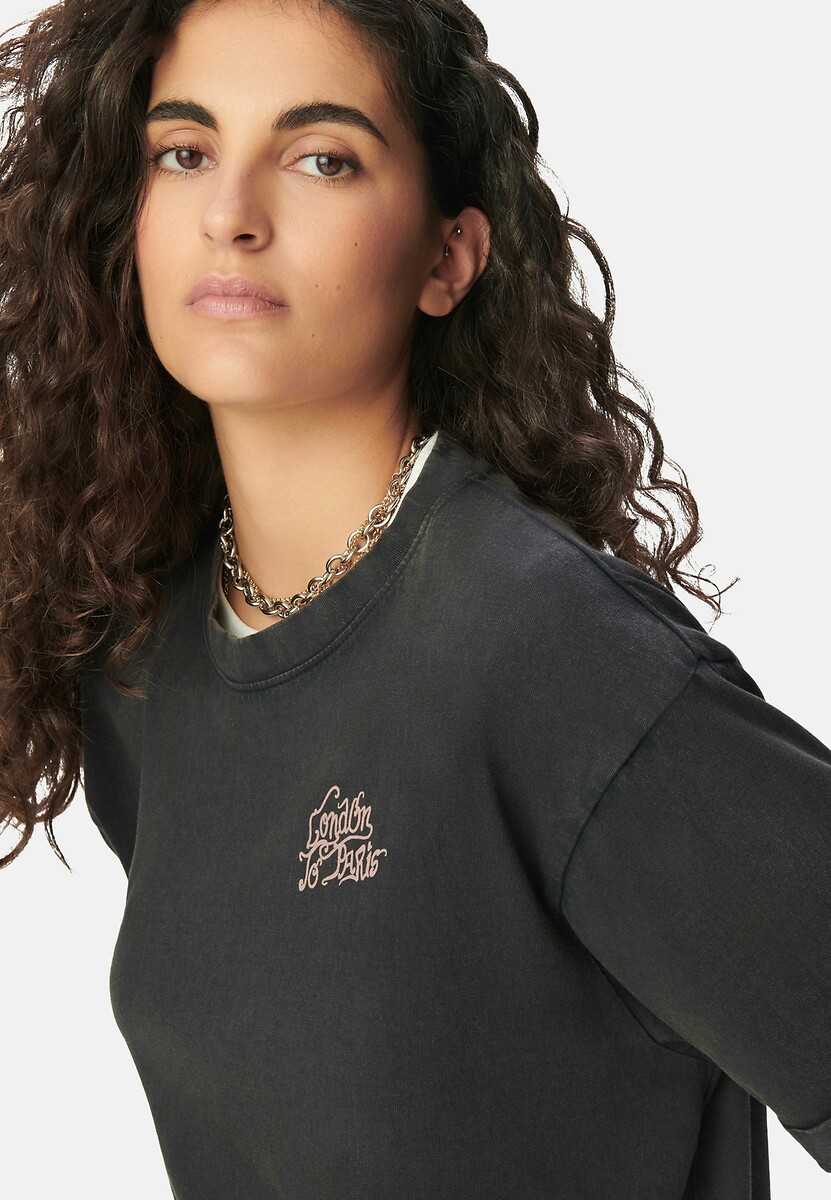 Camiseta IKKS de manga curta com gola redonda e estampa nas costas.