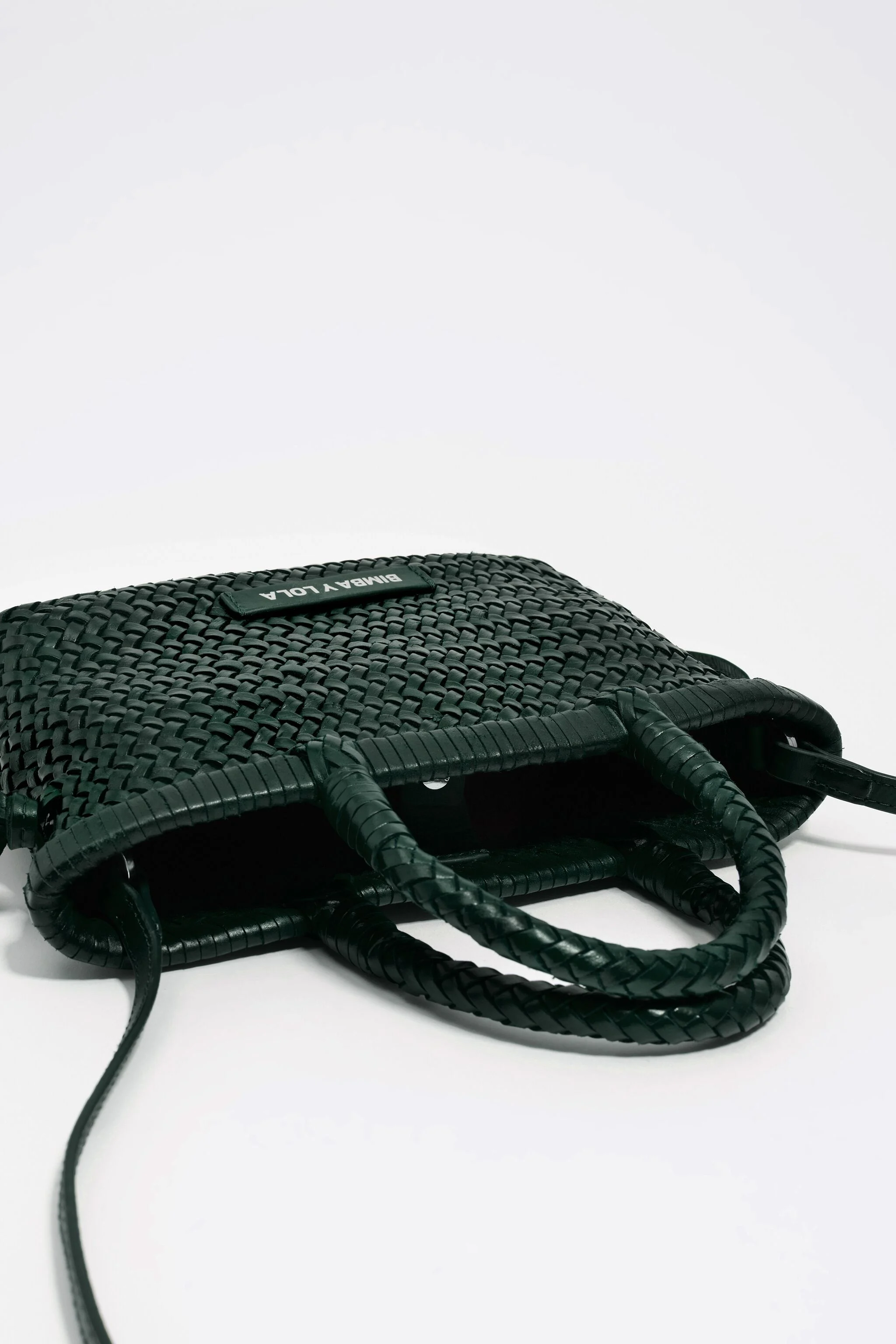 Bolsa pequena de couro trançado verde-escuro
