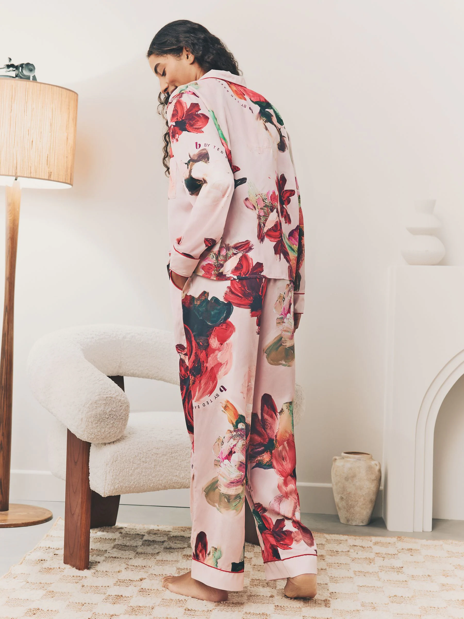 Roze rood gebloemd - B by Ted Baker - Satijnen pyjama met knopen