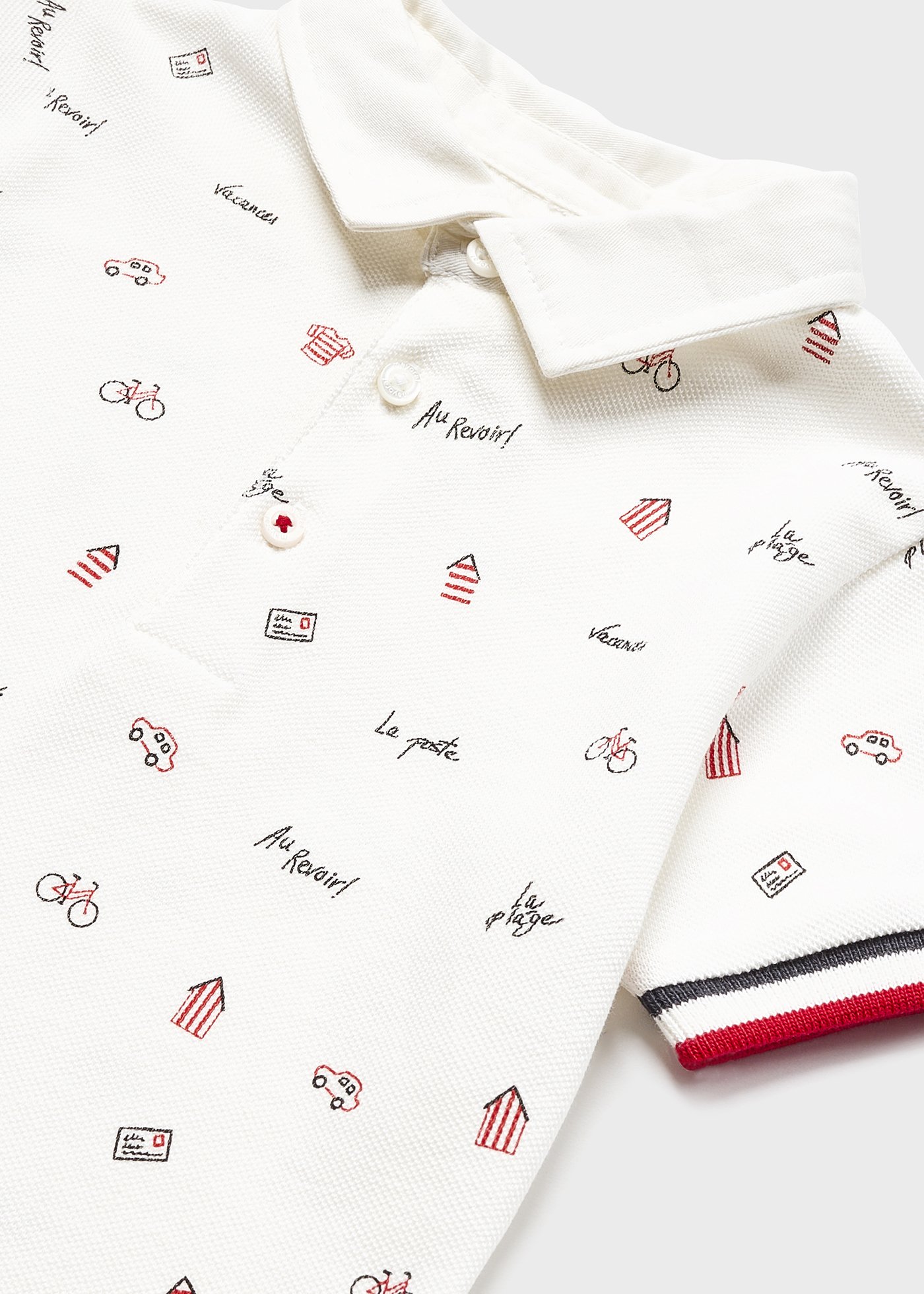 Camisa polo infantil de algodão com estampa e mangas curtas.