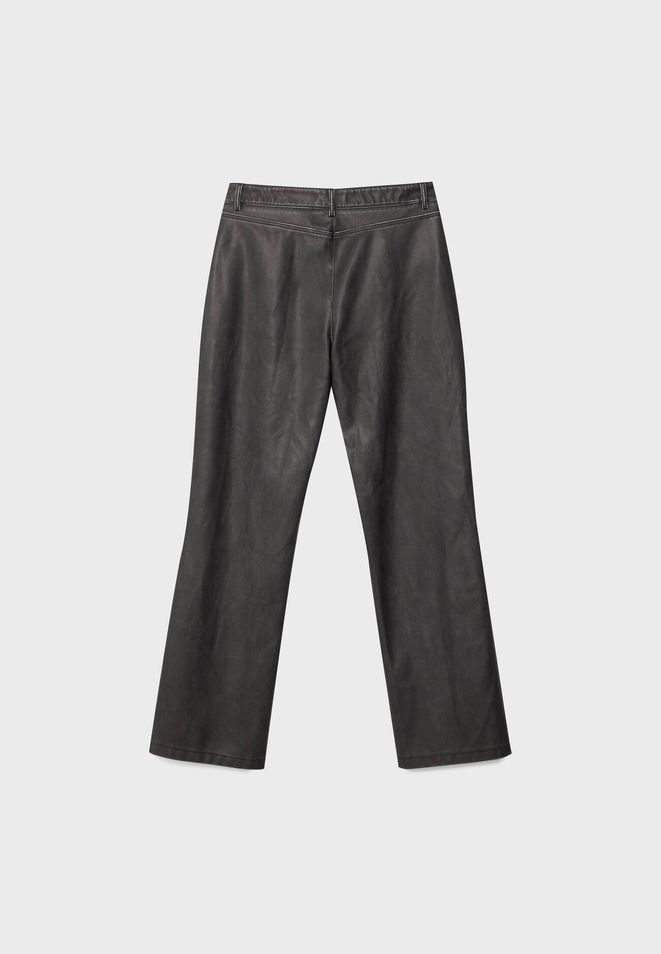 Calça reta com efeito couro e detalhe de costura