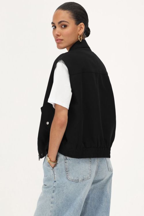 Zwart gilet met kraag en zakken