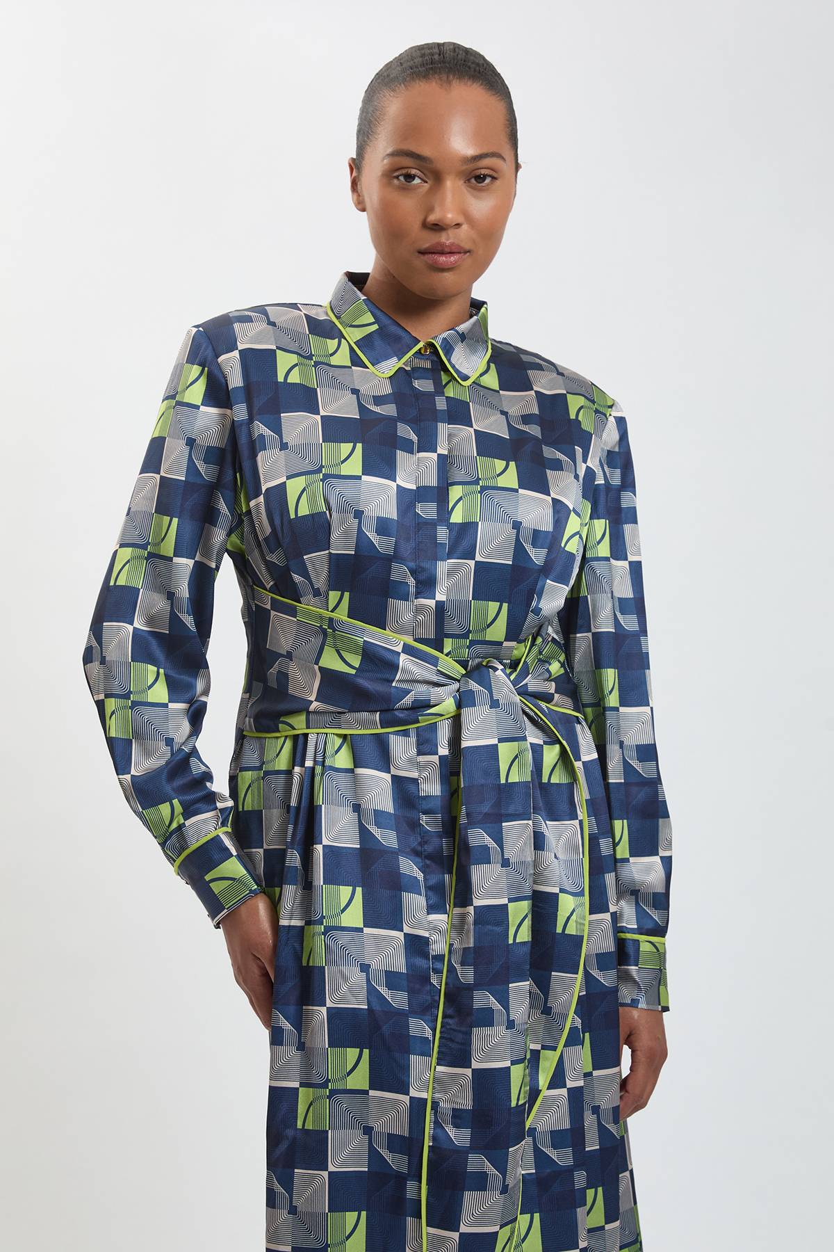 KarenMillen Robe Midi Grande Taille En Satin Martelé À Imprimé Géométrique Avec Ceinture À Nouer