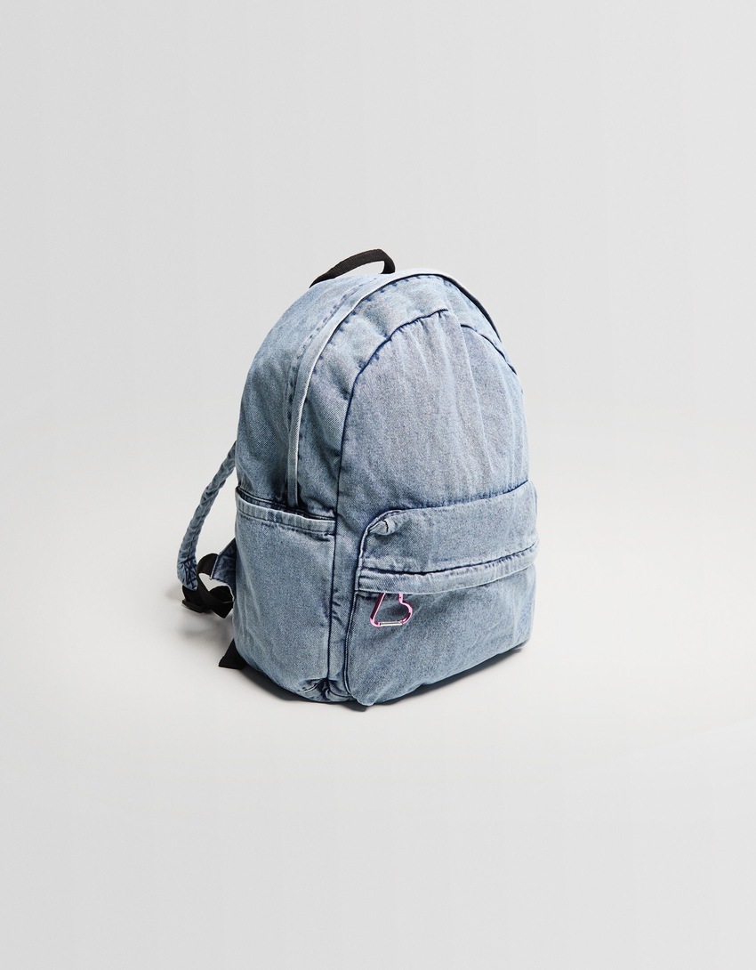 Mochila jeans com pingente de coração