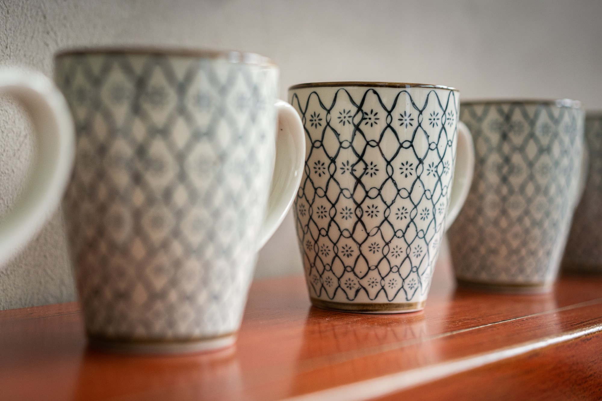 Tasse Gordes 'Netz', blau, hellgrau, H 12 cm, Ø 9,5 cm zu 4,80