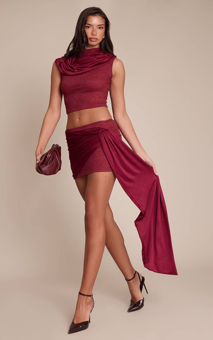 Dark Wine Ensemble Jupe Courte Drapée En Dentelle Et Tissu Soyeux