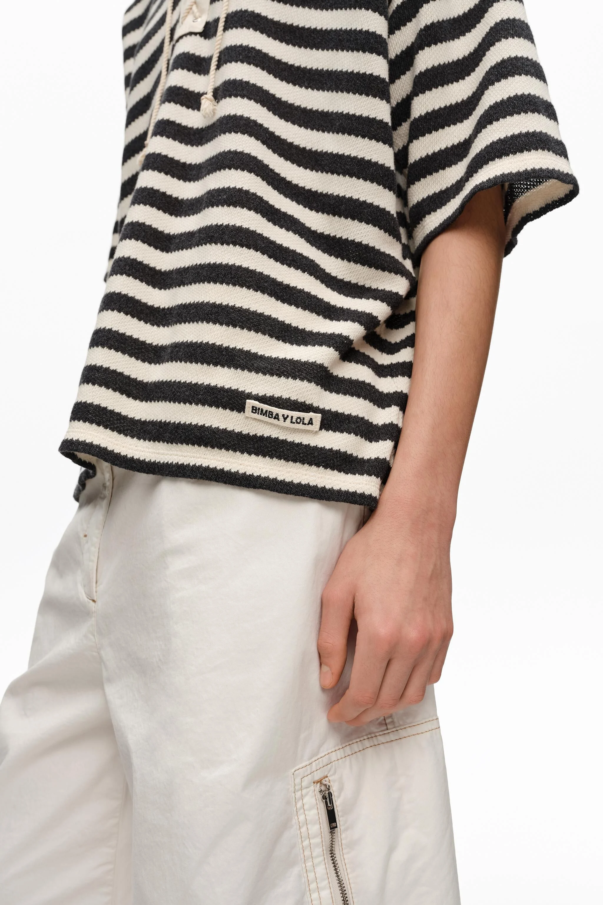 Camiseta preta listrada com gola polo ajustável