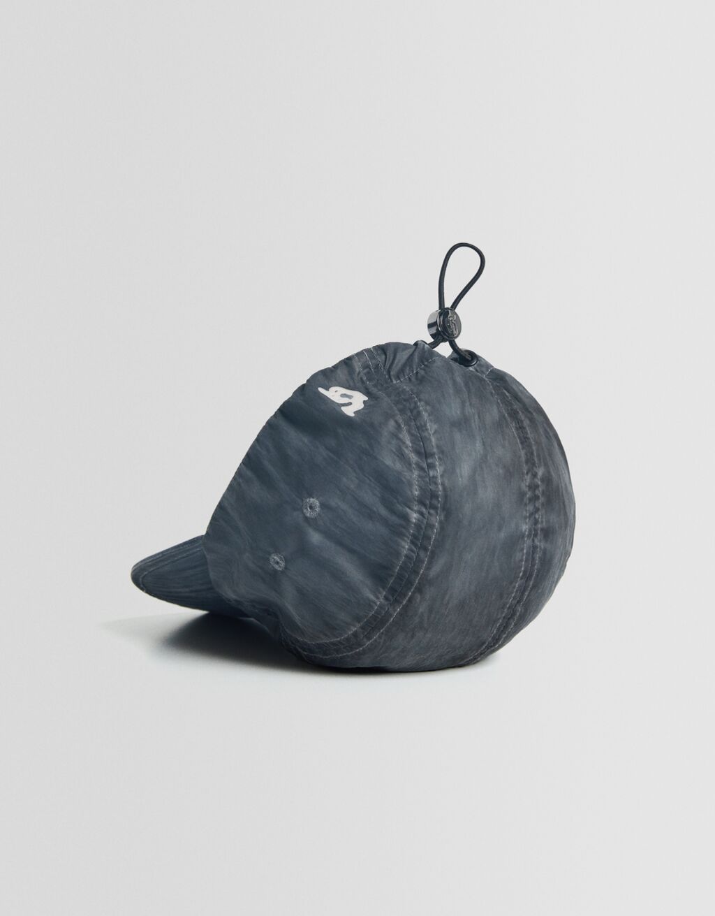 Boné Bershka Generation com efeito desbotado