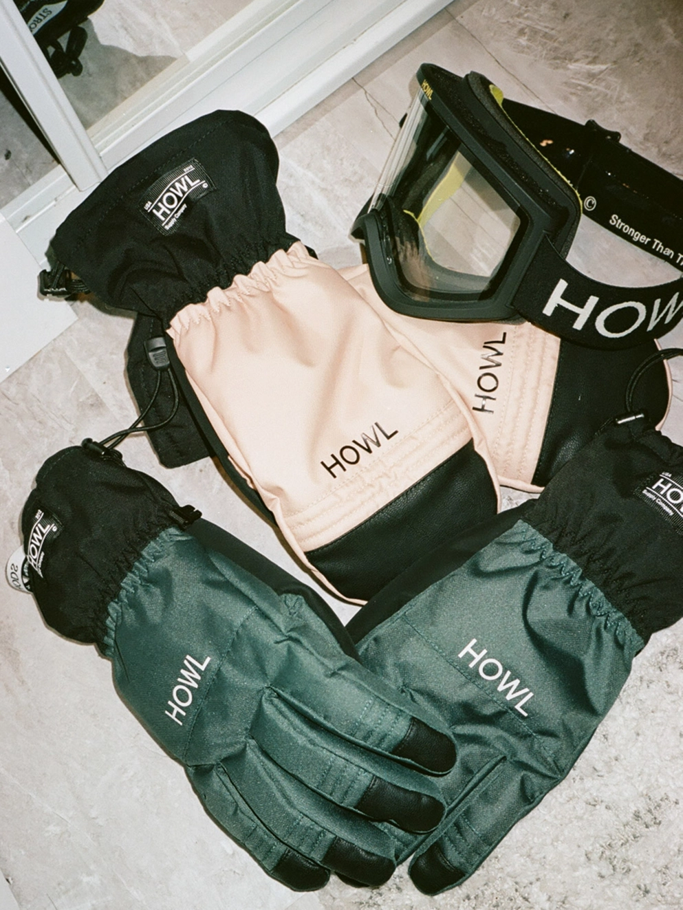 Howl Team Mittens beige