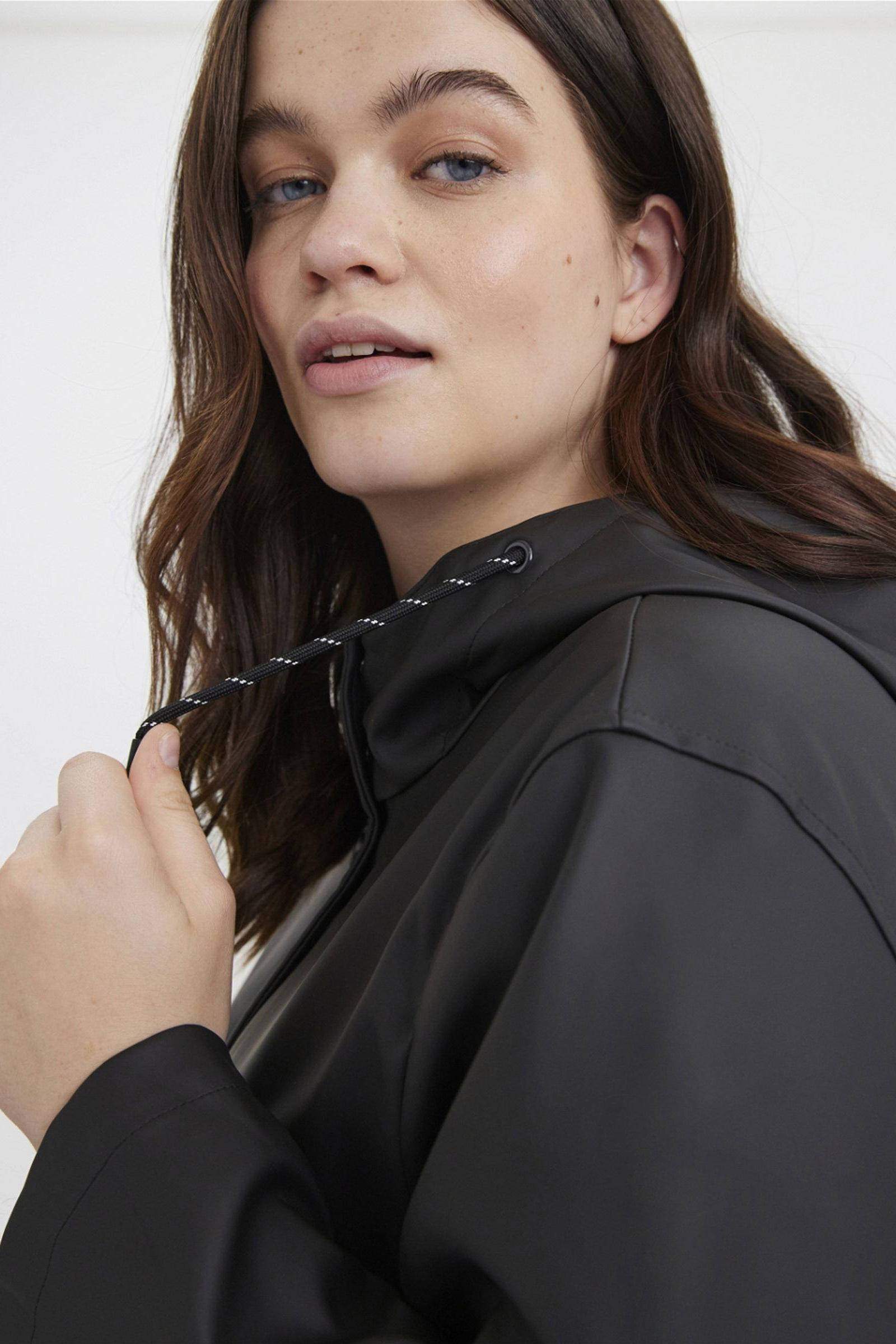 VERO MODA CURVE coated regenjas VMMALOU zwart
