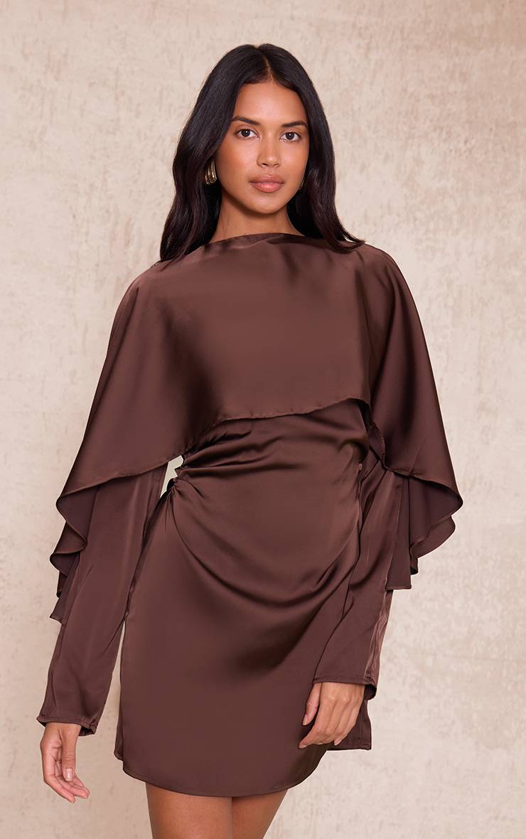 Dark Chocolate Robe Moulante À Détail Cape Superposée En Satin