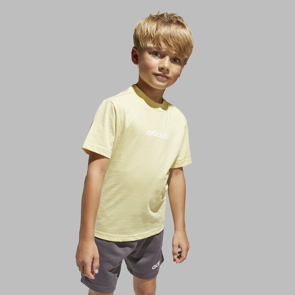 ADIDAS SPORTSWEAR<br>Conjunto 2 em 1, camiseta e shorts