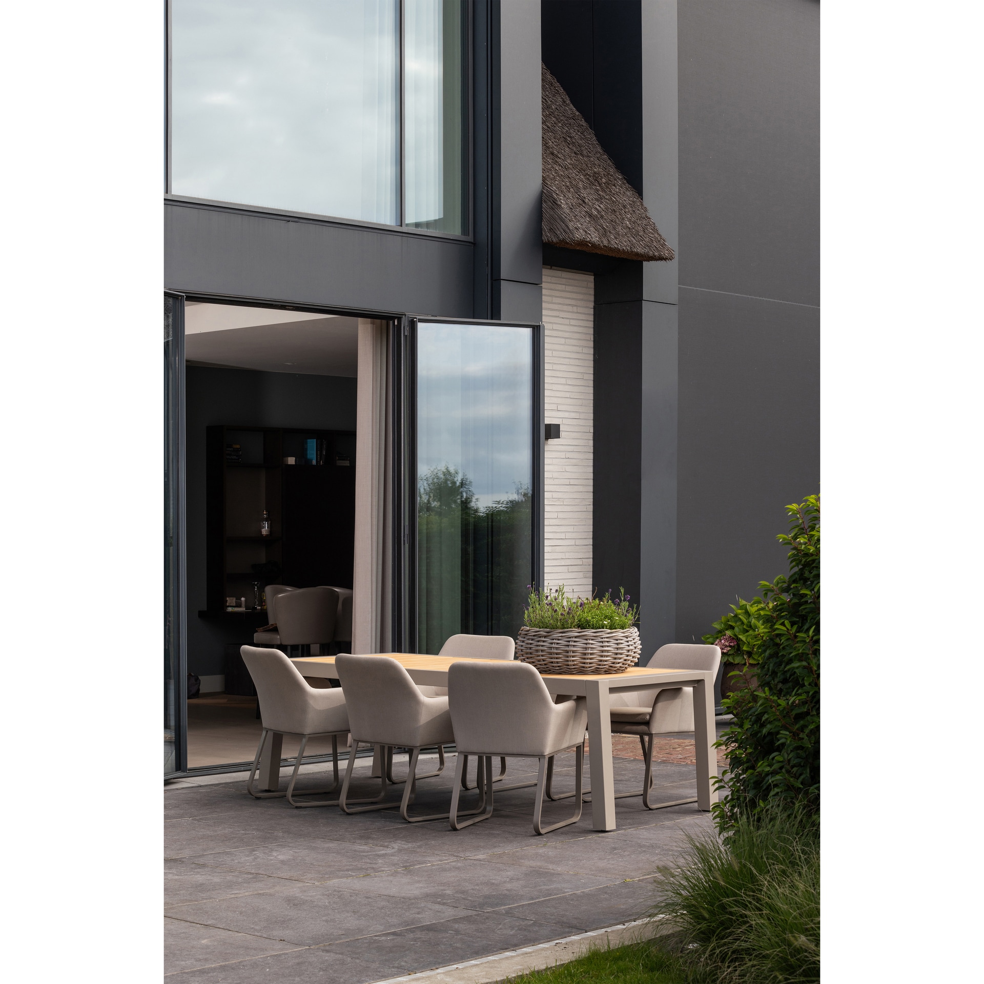 Gartentisch SULPHUR 220 x 100 cm grau /Teak braun