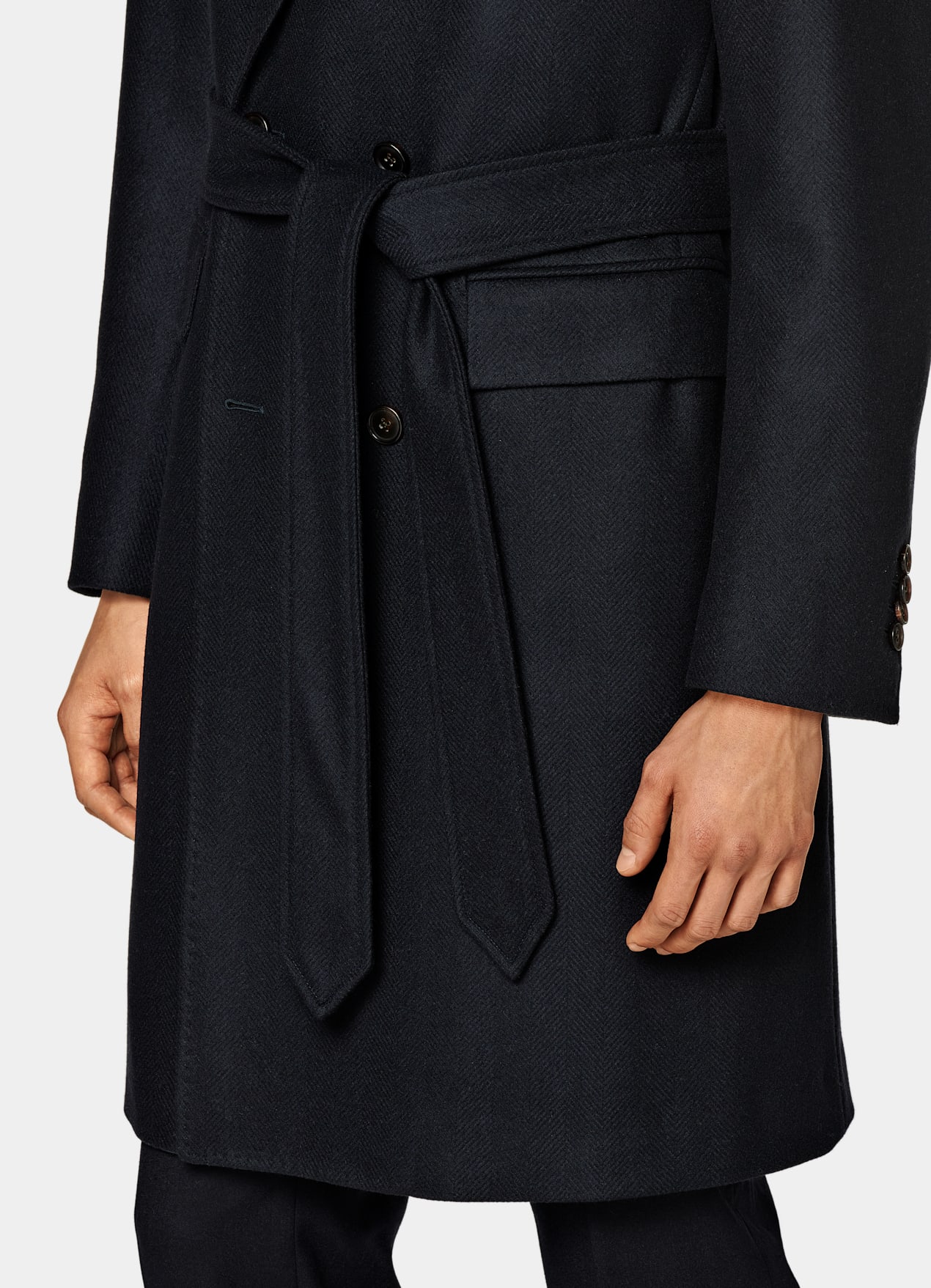 Manteau ceinturé bleu marine à chevrons