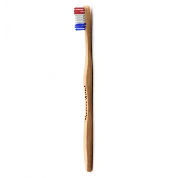 Escova de dentes Humble Brush de bambu macio, nas cores azul, branca e vermelha.